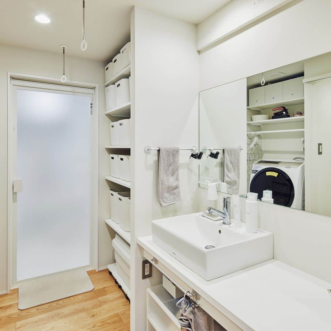 無印良品の家さんのインスタグラム写真 - (無印良品の家Instagram)「【住まいの実例】 東京都豊島区「MUJI INF ILL０」 ・築年数：2000年 ・リノベーション完成年月：2022年１月 ・面積：66.68m² / 4階  それぞれのご親族やお友達からの評判も上々。友人を5人ほど招いた際も、ゆったりしながら楽しいひと時を過ごせたそうです。 お互いの休みが合う日には、一緒に料理をすることも。  「と言っても、妻がレシピや調理の段取りを考えて、僕は野菜を切ったりするだけですよ」  と笑うご主人ですが、シンクやバスルームなど水回りを綺麗に保つなどの家事を率先して行いながら、「スペースの使い方などの細かな部分や、掃除の仕方など」を日々改善しているといいます。奥さまも、観葉植物などを少しずつ増やしながら、より良い住まいにするための工夫に余念がありません。  2023.5.9公開住まいの実例『「これでいい」というコンセプトの住まいだからこそ、心地よく暮らせています』より  詳しくはプロフィールハイライトか、「無印良品の家」HPをご覧ください。  @mujihouse  #無印良品のリノベーション #無印良品 #リノベーション #muji #mujihouse #room #roomtour #リノベ #家づくり #施工事例集 #中古マンションリノベーション #洗面所 #洗面台収納 #ランドリールーム #リビング収納 #ウォークインクローゼット #ワークスペース #書斎 #玄関収納 #グリーンのある生活」10月31日 17時00分 - mujihouse
