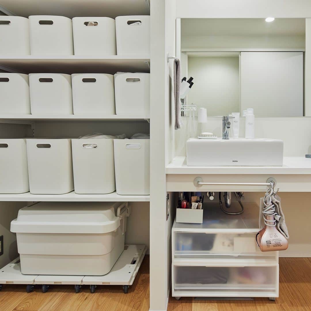 無印良品の家さんのインスタグラム写真 - (無印良品の家Instagram)「【住まいの実例】 東京都豊島区「MUJI INF ILL０」 ・築年数：2000年 ・リノベーション完成年月：2022年１月 ・面積：66.68m² / 4階  それぞれのご親族やお友達からの評判も上々。友人を5人ほど招いた際も、ゆったりしながら楽しいひと時を過ごせたそうです。 お互いの休みが合う日には、一緒に料理をすることも。  「と言っても、妻がレシピや調理の段取りを考えて、僕は野菜を切ったりするだけですよ」  と笑うご主人ですが、シンクやバスルームなど水回りを綺麗に保つなどの家事を率先して行いながら、「スペースの使い方などの細かな部分や、掃除の仕方など」を日々改善しているといいます。奥さまも、観葉植物などを少しずつ増やしながら、より良い住まいにするための工夫に余念がありません。  2023.5.9公開住まいの実例『「これでいい」というコンセプトの住まいだからこそ、心地よく暮らせています』より  詳しくはプロフィールハイライトか、「無印良品の家」HPをご覧ください。  @mujihouse  #無印良品のリノベーション #無印良品 #リノベーション #muji #mujihouse #room #roomtour #リノベ #家づくり #施工事例集 #中古マンションリノベーション #洗面所 #洗面台収納 #ランドリールーム #リビング収納 #ウォークインクローゼット #ワークスペース #書斎 #玄関収納 #グリーンのある生活」10月31日 17時00分 - mujihouse