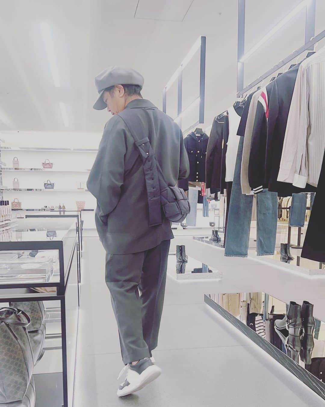 前田耕陽さんのインスタグラム写真 - (前田耕陽Instagram)「ちょいと時間ができたのでお買い物！ また家族に盗撮されるの巻きー！」10月31日 17時00分 - koyo.maeda