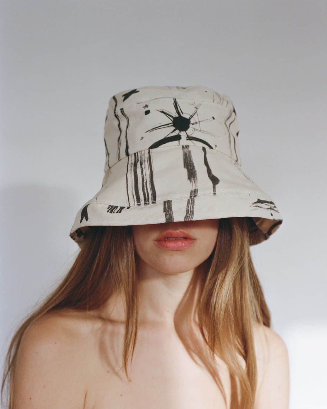 M.Y.O.Bのインスタグラム：「23AW collection - Collaboration with Mayte nicole  AW23 collection にて初のコラボレーションとなる  Paris在住の画家「Mayte nicolee」 との collaboration item を紹介  【 Mayte nicole 】 instagram :  @maytenicolee Photograph @neigeaugustaceleste   I was born and raised in the dominican republic ,  I now live in paris. I’ve always been inclined to express my creativity in every possible way-  how I sleep , how I eat, how I dress.  It’s a constant game which i think  its very helpful for anyone who struggles  with the heaviness and raw nature of ‘’reality’’.  Through my drawings i create an escape  and try to materialize a much bigger perspective  and an oniric way of seeing  and feeling emotions and situations.  By drawing stars, planets, angels,  nature, androgenous figures, movement... Paper offers an energy to my process of sensibility  and nobleness that sums peace and warmth to my work,  while the ink always brings boldness and strength.  I project a lot of feelings onto my work,  and a lot of healing lies behind these papers.  I work in series most of the time because  it makes me feel less pressured for a result  and in the process i become a child again,  is what i enjoy the most.  I move from country to country a lot so the fact that my work is light in weight makes me feel free.  I have an obsessive behavior, and it translates  into the amount of work i produce,  nature has no limits in how it expands,  i like to imitate nature and its wild behavior when i work.  私はドミニカ共和国で生まれ育ち、 現在はパリで暮らしています。  以前から私は睡眠や食事、 ファッションなどの日常生活において、 あらゆる方法で自らの創造性を表現してきました。  それは「現実」の重さや ありのままの自然に苦しむ人にとって、 非常に役に立つ絶え間ないゲームだと考えています。  私は私の絵を通して逃げ場を作り、 感情や状況に対する視覚・感覚をより大きな視点と 幻想的な方法で形にしようとしています。  星、惑星、天使、自然、中性的な人物や動作… 紙は私の感受性と高貴さにエネルギーを与え、 私の作品に平和と温かみをもたらし、 そしてインクは常に大胆さと強さをもたらします。  私は自身の作品に多くの感情を映し出し、 そしてその紙の裏には多くの癒しがあります。  私はほとんどの時間、シリーズものに取り組んでいます。 それによって結果に対するプレッシャーを感じにくく、 その過程でまた子供の頃に戻れることを最も楽しんでいます。  普段、国から国へと移動することが多いため、 仕事の重圧が軽いという事実に開放感を感じています。  私は取り憑かれたように行動することがあり、 それが私の生み出す作品の量に反映されています。  自然の広がりに制限はなく、 作品作りにおいても自然と その野生を模倣することを好んでいます。」