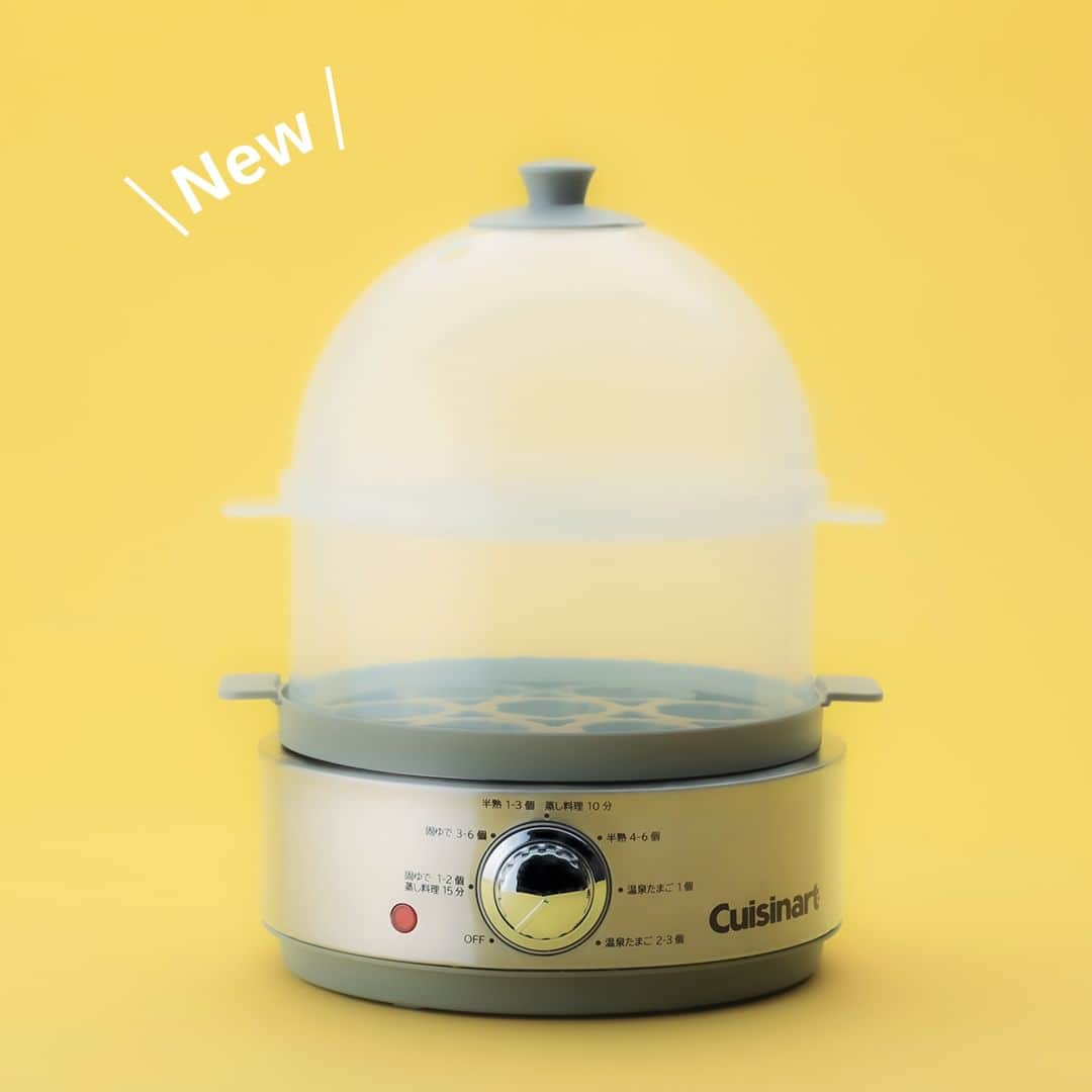 Cuisinart(クイジナート)ジャパン公式アカウントのインスタグラム：「|新発売| ゆで卵、蒸し料理がオートメニューで作れる「クッキングスチーマー」  朝食やお弁当など毎日の食事に欠かせないゆで卵🥚  でもお鍋を見ている必要や、ゆで時間を計る手間があったり...なにかと面倒ですよね🤔  そんな毎日のお悩みを解決する クイジナート「クッキングスチーマー」が新登場！  「固ゆで卵」だけでなく「半熟卵」や「温泉卵」も、 お好みのゆで加減と卵の個数をダイヤルで選ぶだけ☝ あとは出来上がりを待てば完成です。  上下２段で同時調理も可能。 野菜やお肉の旨味を逃さないため、食材本来の味が楽しめます！ 冷凍ごはんや点心も温めるだけでふっくらとした食感に出来上がります♪  ゆで卵やごはん、お弁当等のアレンジレシピ満載のレシピブックを付属。  蒸して作る美味しさ、楽しさが広がる１台です✨  詳しい製品情報は プロフィールのハイライトからチェック！ 🥚@cuisine_art  ・。・。・。・。・。・ 🥚ITEM：クッキングスチーマー 🔍CEC-20J ・。・。・。・。・。・  ーーーーー クイジナート公式HPでは、毎日の料理が楽しくなる様々な製品情報やレシピを公開中♪ 詳しくはプロフィールのリンクから！ ▶️ @cuisine_art ーーーーー  #クイジナート #cuisinart #クイジナートのある生活 #クイジナートLOVE #クッキングスチーマー #丁寧な暮らし #簡単ごはん #時短調理  #料理好きな人とつながりたい #エッグスチーマー #ゆで卵メーカー #ゆで卵 #ゆでたまご #ゆで卵レシピ #ゆで卵アレンジ #ゆで卵大好き #半熟卵  #温泉卵 #蒸し料理レシピ #蒸し料理 #簡単蒸し料理 #蒸し器 #電気蒸し器 #蒸し野菜 #せいろ蒸し」