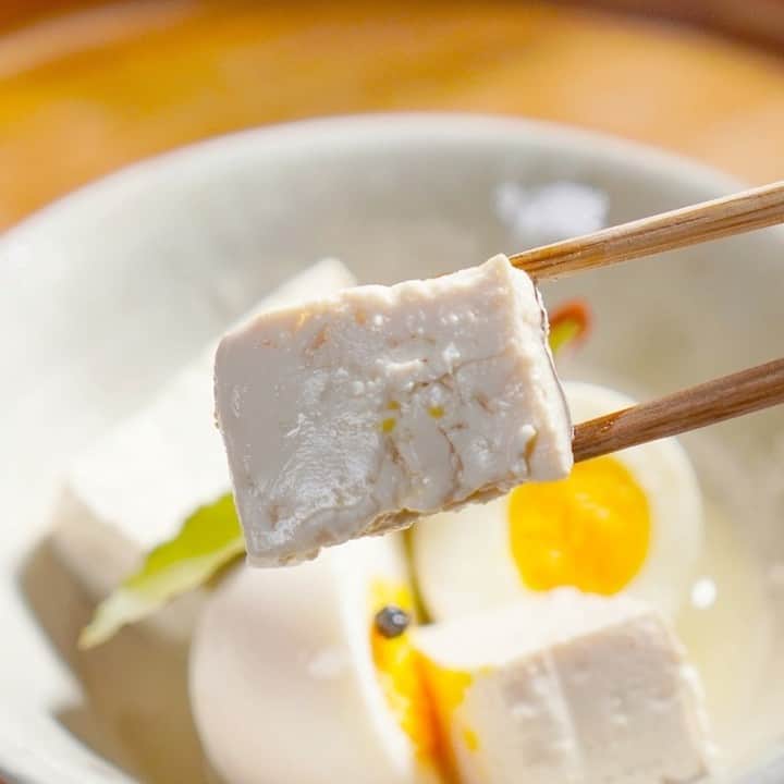 メシ通さんのインスタグラム写真 - (メシ通Instagram)「メシ通的ピクルス  キュウリやニンジン、セロリもいいですが、 ゆで卵と豆腐だって 浸かりたい！ と思っているかもしれないじゃないですか それが、美味しければ嬉しいじゃないですか  たんぱく質食材で作る「豆腐とゆで卵のピクルス」のレシピ。脂質、糖質を抑えた酸っぱいおつまみ【オトコ中村の面倒で楽しい休日メシ】】https://www.hotpepper.jp/mesitsu/entry/otoko-nakamura/2023-00912  #メシ通 #mesitsu #豆腐とゆで卵のピクルス #木綿豆腐 #卵 #酢 #塩 #ブラックペッパー #ローリエ #輪切り赤唐辛子 #ピクルス #自家製 #漬物 #おつまみ #ランチ #ディナー #おうちごはん #家飲み #ビール #ワイン #自炊 #レシピ #オトコ中村 #レシピブログ」10月31日 17時01分 - mesitsu
