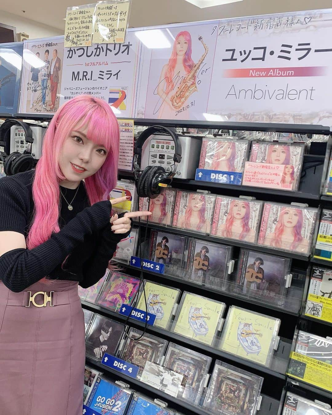 ユッコ・ミラーのインスタグラム：「今日はニューアルバム「Ambivalent」のフラゲ日です💗 タワーレコード渋谷店さまと新宿店さまにご挨拶に行ってきました💕 大きく展開して下さりありがとうございます😊 店内のBGMでもかかってて嬉しかったです💕  #ユッコミラー #サックス #yuccomiller #유코밀러 #saxophone #sax #saxophoneplayer  #saxophonist #색소폰 #femalesaxophonist  #femalesaxplayer  #jazz #YouTube #YouTuber #pinkhair」