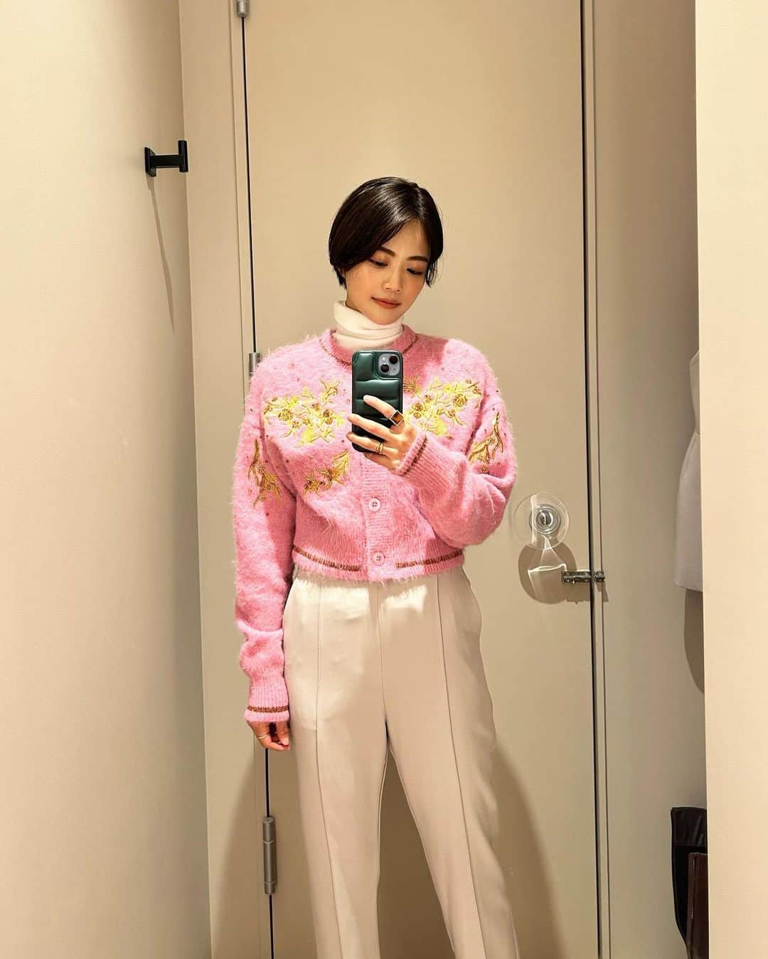 藤野結衣のインスタグラム：「先日 @usagionline の Openにお邪魔しました🌼  普段からジャンルにとらわれずいろんな洋服を 楽しみたいなって思う🤭♡  個人的にニット1枚が心地よい秋服好き〜🍁  . . . . . . .  #usagionline #usagionlinestore #秋服コーデ #秋コーデ #ショートヘア #ショート女子 #lilybrown #keitamaruyama」