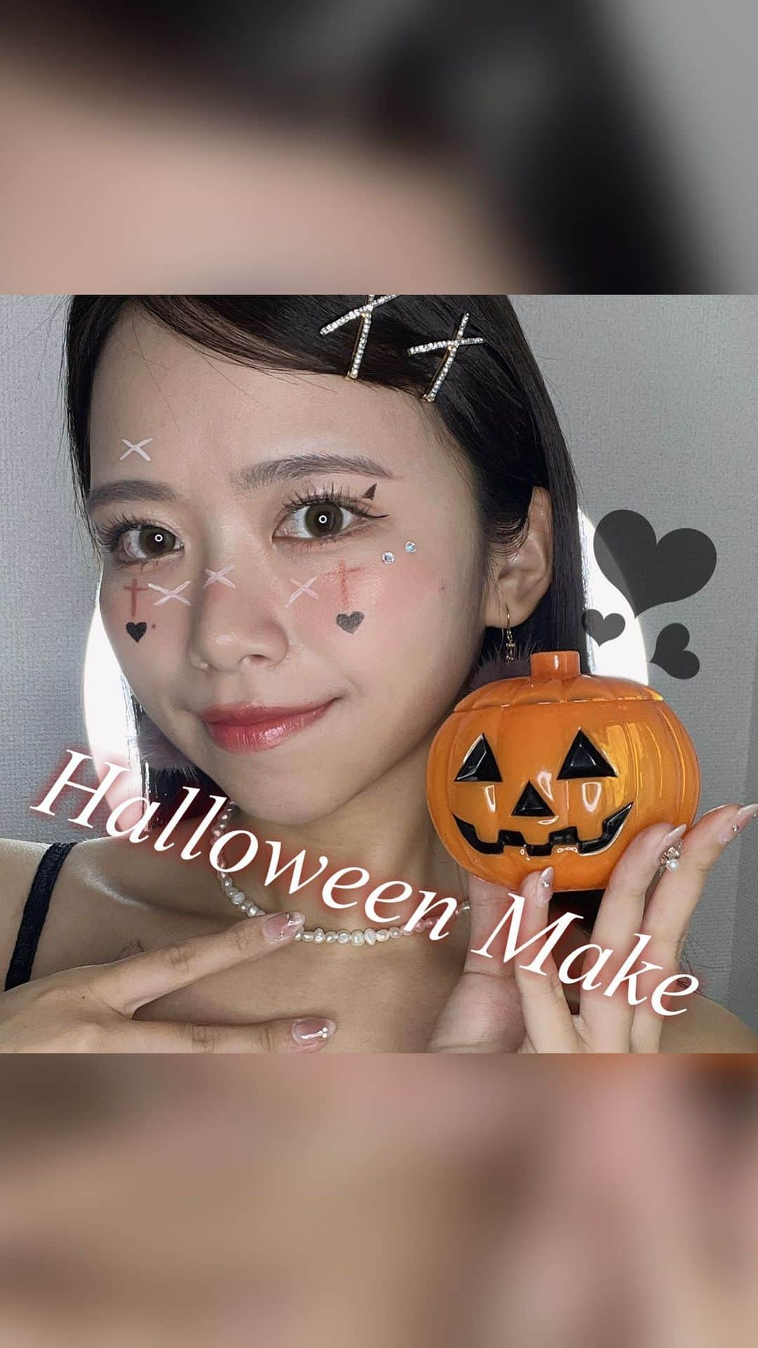 牧野桃美のインスタグラム：「大人のハロウィンメイク🎃💄 ⠀ どうも、もみーです🍑 (よく見たらつけま浮いてて悲しい、、笑) ⠀ お家でハロウィンパーティーする時に アイライナーとシールだけで簡単にできるメイク🫶🏻 いつものメイクに＋で所要時間は10分でした⌛️ ⠀ みんなはどんなハロウィン過ごすのかな？ 私はお家でゆーーーっくり推しを眺めます！笑 ⠀ ⠀ ⠀ ⠀ #ハロウィンメイク#ハロウィンコスプレ#ハロウィンパーティー #大人ハロウィン#ハロウィン仮装#halloweenmakeup #halloweencostume #halloween」