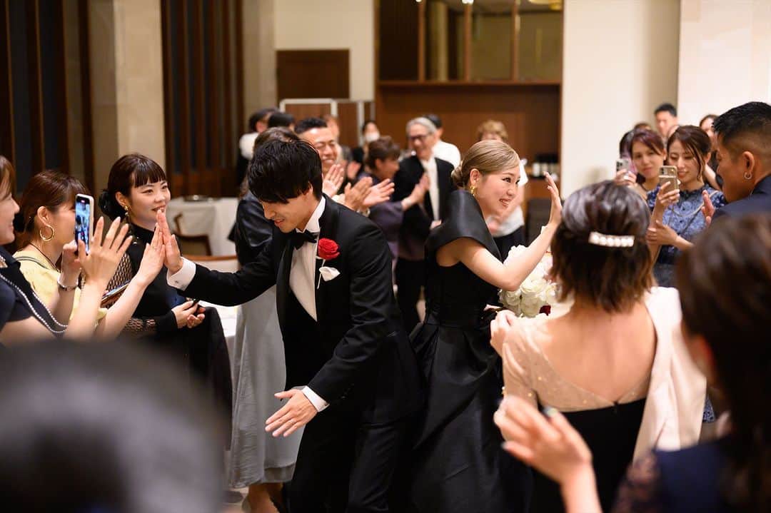 LAZOR_GARDEN_NAGOYAさんのインスタグラム写真 - (LAZOR_GARDEN_NAGOYAInstagram)「. 披露宴が結んだあとは ゲストとハイタッチをしながら 退場をされた新郎新婦さま🙌  大切な方々からの祝福を受け 笑顔で披露宴会場を後にされたおふたりでした✨  ------------------ . 『#ラソールガーデン名古屋』で検索！ @lazor_garden_nagoya のフォロー お待ちしております＊ . #スタイルズ花嫁 #ラソール花嫁 #ブライダルハウスtutu #ラソ組 #marryxoxo #DRESSY花嫁 #披露宴レポ #名古屋駅 #名駅 #名古屋 #結婚式当日レポ #挙式レポ #名古屋花嫁 #ブーケ #結婚式会場 #披露宴会場 #結婚式写真 #披露宴演出 #ceunagoya #プロノビアス #pronovias #ブラックドレス #披露宴退場」10月31日 17時15分 - lazor_garden_nagoya