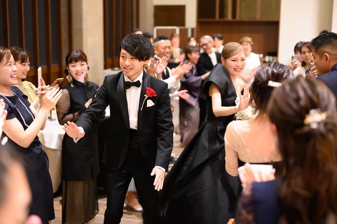 LAZOR_GARDEN_NAGOYAさんのインスタグラム写真 - (LAZOR_GARDEN_NAGOYAInstagram)「. 披露宴が結んだあとは ゲストとハイタッチをしながら 退場をされた新郎新婦さま🙌  大切な方々からの祝福を受け 笑顔で披露宴会場を後にされたおふたりでした✨  ------------------ . 『#ラソールガーデン名古屋』で検索！ @lazor_garden_nagoya のフォロー お待ちしております＊ . #スタイルズ花嫁 #ラソール花嫁 #ブライダルハウスtutu #ラソ組 #marryxoxo #DRESSY花嫁 #披露宴レポ #名古屋駅 #名駅 #名古屋 #結婚式当日レポ #挙式レポ #名古屋花嫁 #ブーケ #結婚式会場 #披露宴会場 #結婚式写真 #披露宴演出 #ceunagoya #プロノビアス #pronovias #ブラックドレス #披露宴退場」10月31日 17時15分 - lazor_garden_nagoya