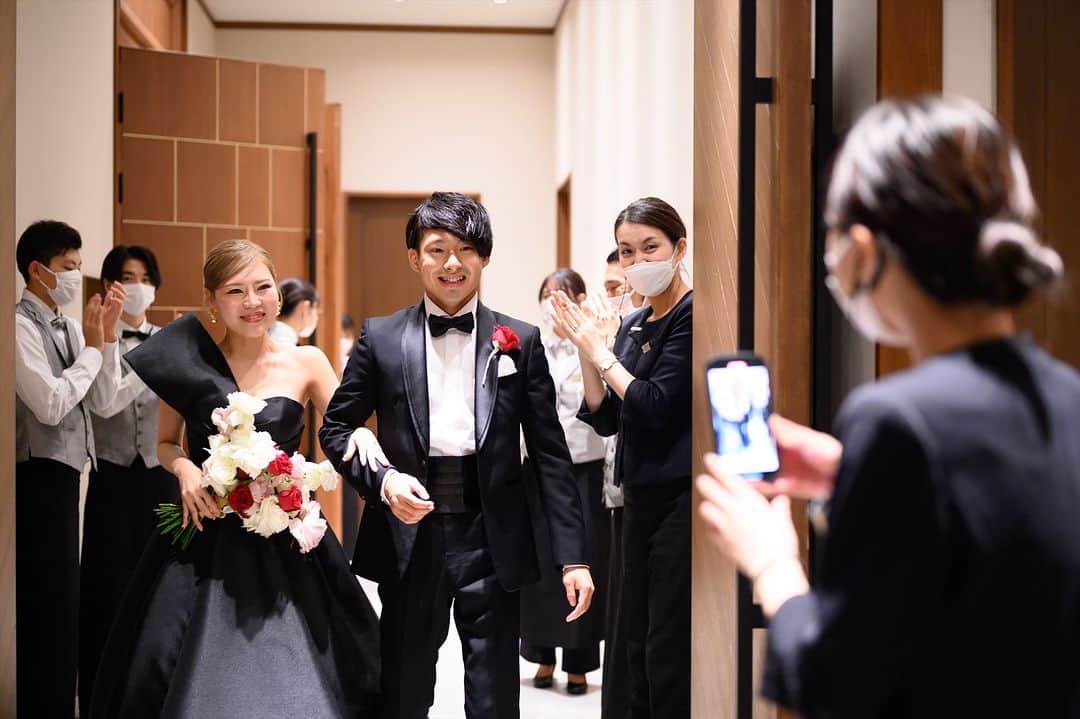 LAZOR_GARDEN_NAGOYAさんのインスタグラム写真 - (LAZOR_GARDEN_NAGOYAInstagram)「. 披露宴が結んだあとは ゲストとハイタッチをしながら 退場をされた新郎新婦さま🙌  大切な方々からの祝福を受け 笑顔で披露宴会場を後にされたおふたりでした✨  ------------------ . 『#ラソールガーデン名古屋』で検索！ @lazor_garden_nagoya のフォロー お待ちしております＊ . #スタイルズ花嫁 #ラソール花嫁 #ブライダルハウスtutu #ラソ組 #marryxoxo #DRESSY花嫁 #披露宴レポ #名古屋駅 #名駅 #名古屋 #結婚式当日レポ #挙式レポ #名古屋花嫁 #ブーケ #結婚式会場 #披露宴会場 #結婚式写真 #披露宴演出 #ceunagoya #プロノビアス #pronovias #ブラックドレス #披露宴退場」10月31日 17時15分 - lazor_garden_nagoya
