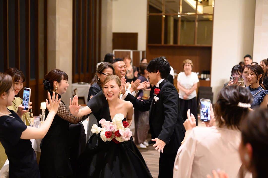 LAZOR_GARDEN_NAGOYAさんのインスタグラム写真 - (LAZOR_GARDEN_NAGOYAInstagram)「. 披露宴が結んだあとは ゲストとハイタッチをしながら 退場をされた新郎新婦さま🙌  大切な方々からの祝福を受け 笑顔で披露宴会場を後にされたおふたりでした✨  ------------------ . 『#ラソールガーデン名古屋』で検索！ @lazor_garden_nagoya のフォロー お待ちしております＊ . #スタイルズ花嫁 #ラソール花嫁 #ブライダルハウスtutu #ラソ組 #marryxoxo #DRESSY花嫁 #披露宴レポ #名古屋駅 #名駅 #名古屋 #結婚式当日レポ #挙式レポ #名古屋花嫁 #ブーケ #結婚式会場 #披露宴会場 #結婚式写真 #披露宴演出 #ceunagoya #プロノビアス #pronovias #ブラックドレス #披露宴退場」10月31日 17時15分 - lazor_garden_nagoya