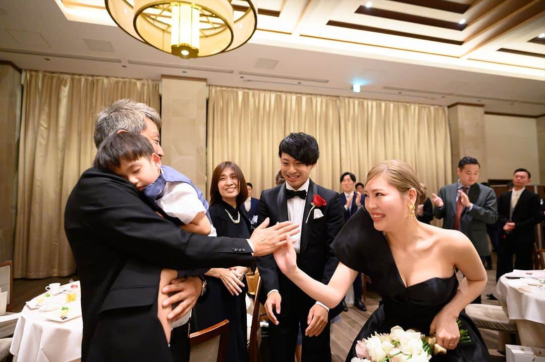 LAZOR_GARDEN_NAGOYAさんのインスタグラム写真 - (LAZOR_GARDEN_NAGOYAInstagram)「. 披露宴が結んだあとは ゲストとハイタッチをしながら 退場をされた新郎新婦さま🙌  大切な方々からの祝福を受け 笑顔で披露宴会場を後にされたおふたりでした✨  ------------------ . 『#ラソールガーデン名古屋』で検索！ @lazor_garden_nagoya のフォロー お待ちしております＊ . #スタイルズ花嫁 #ラソール花嫁 #ブライダルハウスtutu #ラソ組 #marryxoxo #DRESSY花嫁 #披露宴レポ #名古屋駅 #名駅 #名古屋 #結婚式当日レポ #挙式レポ #名古屋花嫁 #ブーケ #結婚式会場 #披露宴会場 #結婚式写真 #披露宴演出 #ceunagoya #プロノビアス #pronovias #ブラックドレス #披露宴退場」10月31日 17時15分 - lazor_garden_nagoya