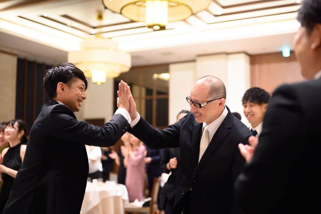 LAZOR_GARDEN_NAGOYAさんのインスタグラム写真 - (LAZOR_GARDEN_NAGOYAInstagram)「. 披露宴が結んだあとは ゲストとハイタッチをしながら 退場をされた新郎新婦さま🙌  大切な方々からの祝福を受け 笑顔で披露宴会場を後にされたおふたりでした✨  ------------------ . 『#ラソールガーデン名古屋』で検索！ @lazor_garden_nagoya のフォロー お待ちしております＊ . #スタイルズ花嫁 #ラソール花嫁 #ブライダルハウスtutu #ラソ組 #marryxoxo #DRESSY花嫁 #披露宴レポ #名古屋駅 #名駅 #名古屋 #結婚式当日レポ #挙式レポ #名古屋花嫁 #ブーケ #結婚式会場 #披露宴会場 #結婚式写真 #披露宴演出 #ceunagoya #プロノビアス #pronovias #ブラックドレス #披露宴退場」10月31日 17時15分 - lazor_garden_nagoya