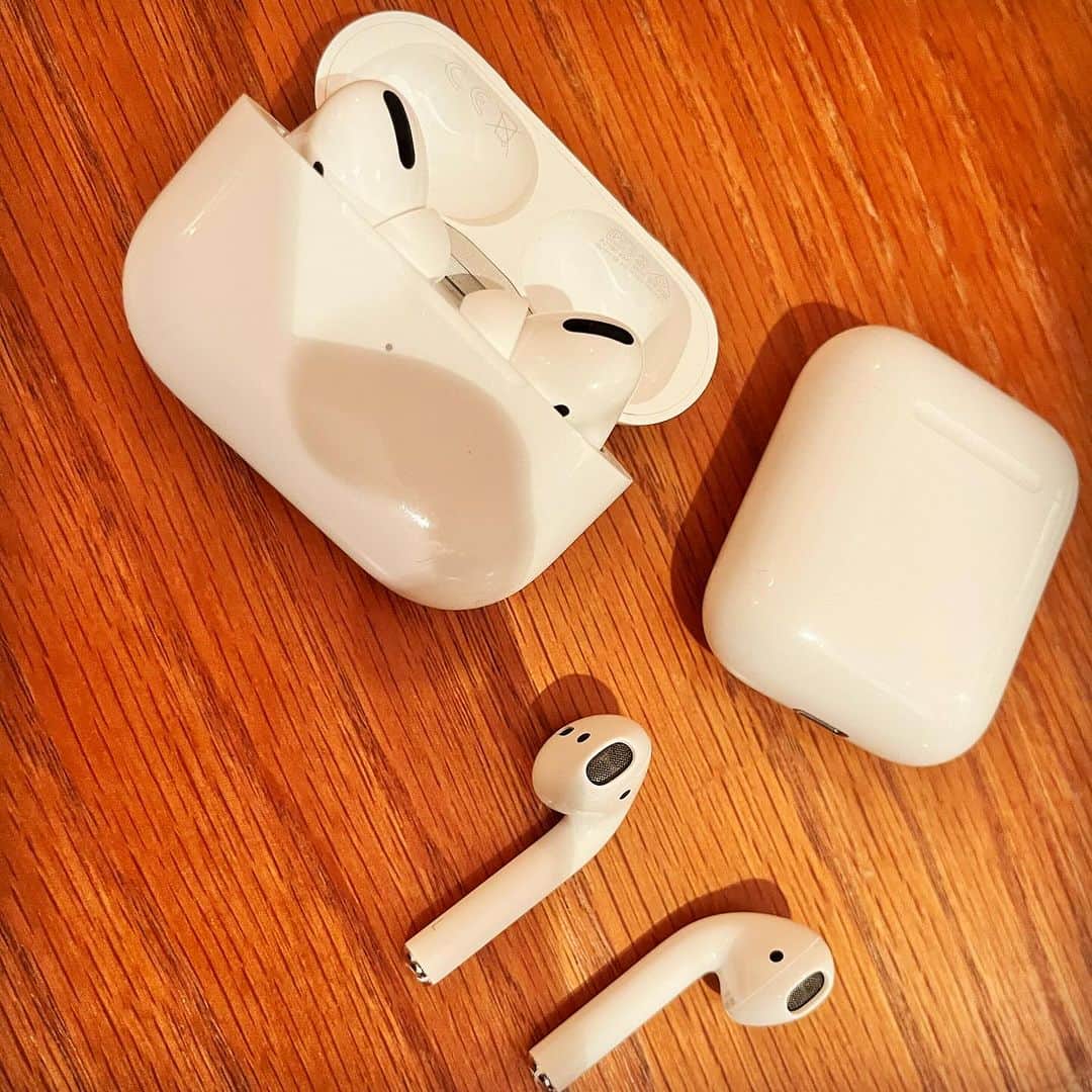 浅田信一のインスタグラム：「AirPods  洗濯で水没したジョギング用のAirPods Proは結局復帰せずでApple Storeジニアスバーにて故障交換。就寝時用に使っている旧型もバッテリーの寿命が来ていたのでついでに交換してもらった。  割安価格で本体を交換してくれるのはありがたいのだけど、Apple製品は元々高価なので手痛い出費に変わりはなく。しかも2つ分の交換料金を合わせたら最新型が買える値段をかるく超えてた...。自業自得なのだから厄祓いしたと思って気持ちをおさめるしかないかな。」