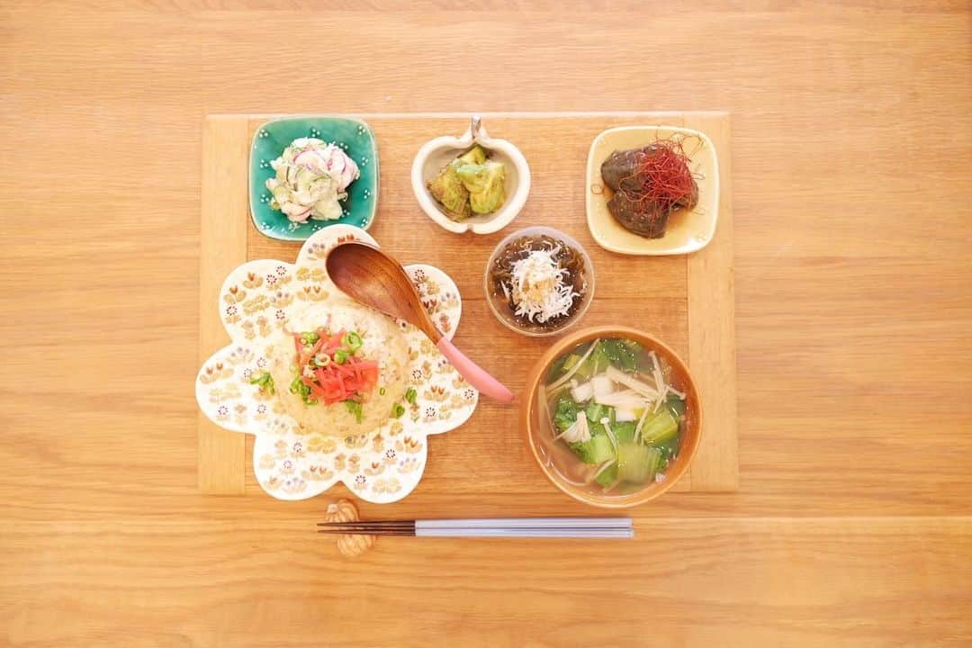 木村文乃 のインスタグラム：「*** 今日のごはんでした。  豚そぼろ焼き飯 きゅうりとラディッシュのツナマヨ和え アボカドのおかか醤油和え ナスの揚げびたし しらすのっけもずく酢 青梗菜とえのきと山芋の中華風スープ  冷蔵庫空にしないとだから 合ってるような合ってないような 献立になりました🍱  Happy Halloween🎃」