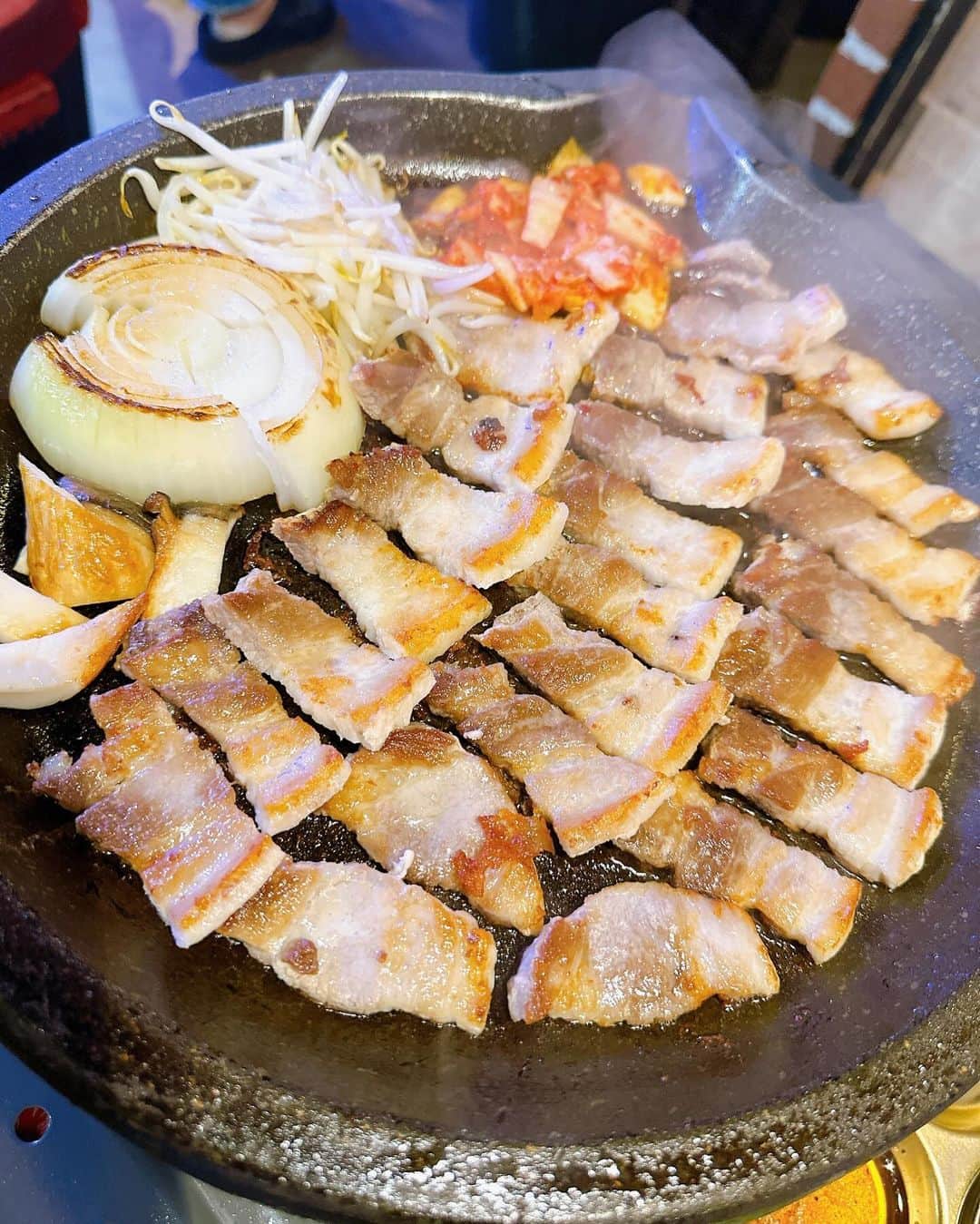 Hitomiさんのインスタグラム写真 - (HitomiInstagram)「❤︎  大好き新大久保といえばの @kantontoriken_official 🇰🇷 カントンの思い出はめちゃくちゃ食べに行くよ🥰鬼リピしてます🩷 安いし美味しいし、料理の種類が豊富だから いつも食べるもの迷っちゃう〜毎日でも食べれる。🐷ぶひ 誰かまた韓国料理食べ行きません？🥹💕  PR @kantontoriken_official #カントンの思い出 #韓国料理屋 #新大久保韓国料理 #新大久保グルメ #新宿区グルメ」10月31日 17時13分 - hitomi_01270