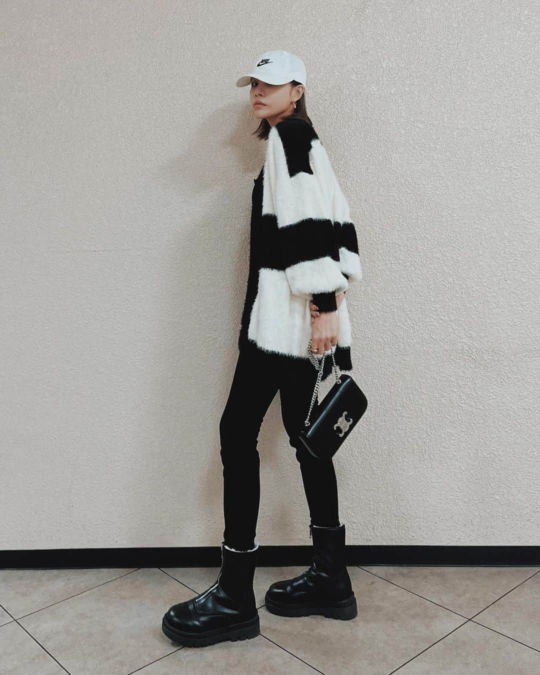 難波サキさんのインスタグラム写真 - (難波サキInstagram)「-𝐓𝐨𝐝𝐚𝐲🖤  秋になってからモノクロコーデばっかり🤭 sheinがsaleしてるから秋冬大量買い‼︎  🏷️Honeyspot コントラストパネルサイド ドロップショルダー オーバーサイズ ふわふわ カーディガン  🆔18169364 割引クーポン番号▷BFPJP366 ※全商品対応  割引率：お買い上げ金額1～5,999円まではセール価格より15%OFF、6,000円以上は20%OFFが適用されるよ♡ 利用期限：公開日〜12月末日  "Worth Trying, Worth Buying" @shein_japan @sheinofficial   #SHEIN1111sale#SHEINGoodFinds#SHEINforAll #loveshein #ad #saveinstyle」10月31日 17時13分 - sakinanba