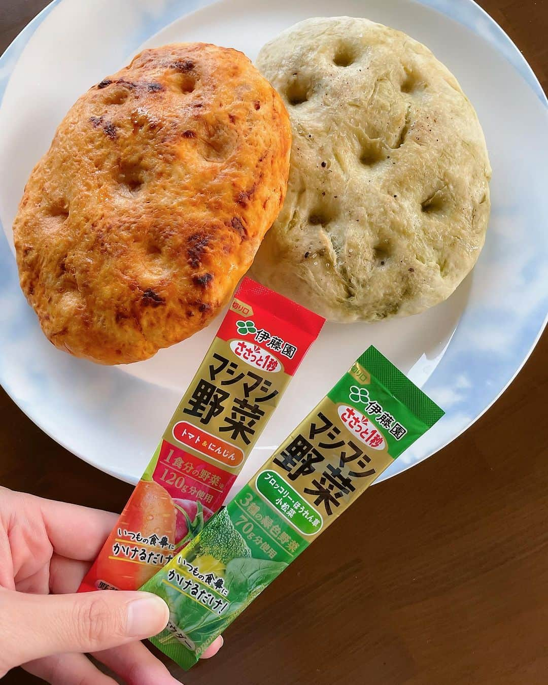 石川瑠利子のインスタグラム：「. ささっと1秒マシマシ野菜に感動🙆🏻‍♀️💞 普段心がけてても野菜って1日に必要な分が中々とれないなぁと思ってたんだけど、これならスティックタイプで持ち運び簡単だし、粉末タイプだから使いやすいのが嬉しい🥹✨ 今回はフォカッチャ生地に練り込んでみました🍞💞 おつまみでよく作るレンコンチップにまぶすのも良さそう🤭❣️ 旅行にも持っていこっと！🌟  #ささっと1秒マシマシ野菜 #マシマシ野菜 #食パ #タイパ #伊藤園 #PR」