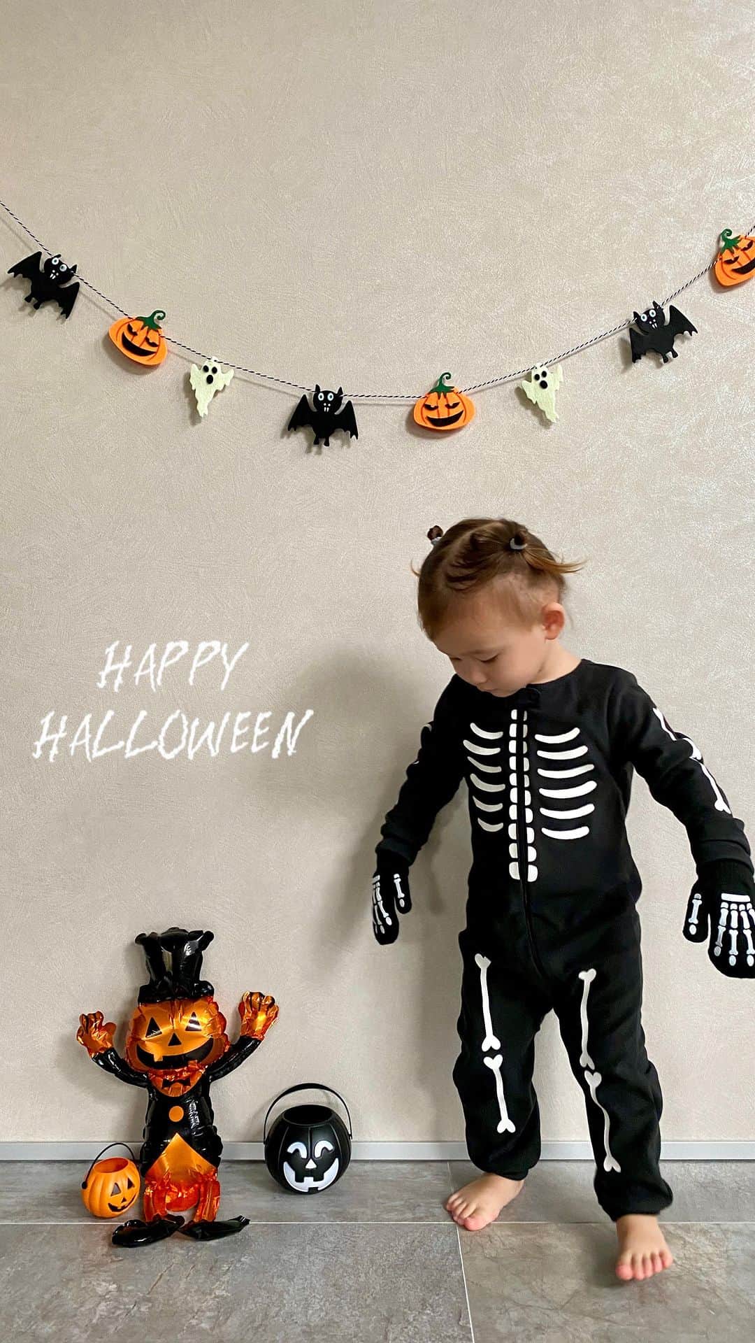 ᴱᴸᵞのインスタグラム：「2023.10.31 🖤🕷️  🇨🇦の兄夫婦がエマにと送ってきてくれたので 今年はSkeletonエマ に💀  クッキーがあまりにも欲しすぎたのか あっさり行っちゃって母ちょっぴり寂しい 【２０２３　Halloween 】 でした🥹」