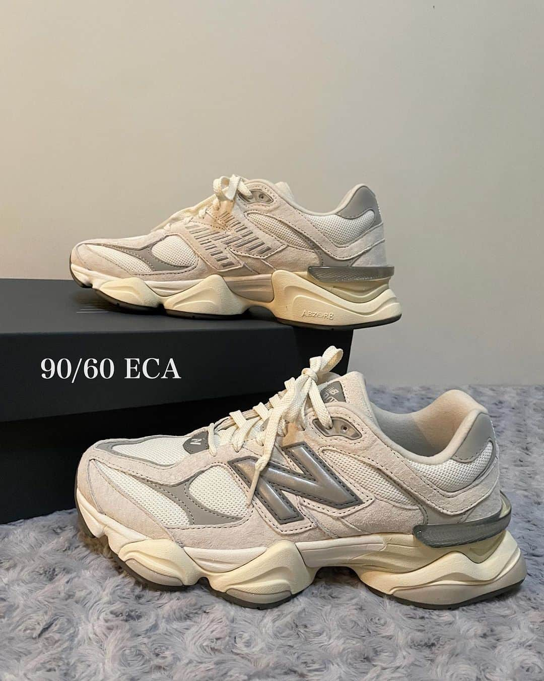 七瀬美月のインスタグラム：「new balance 🩶👟buy🛒 " 90/60 ECA " ソールがボテっとしてて、 すっごく可愛い🫢‎🤍😍  #2002R のQも可愛かったけど ホワイトが欲しかったからこれお迎えしました🫶💞  #U327LT のWHITE/GRAYの色が Nがおっきくて、 形もめっちゃ可愛くていちばん欲しかったんだけど 人気すぎて売り切れ🫠再入荷求む👟🫧  #満足#NB#newbalance #スニーカー #Sneaker#newbalanceJapan #🇯🇵#👟#buy#9060ECA#🛒 #harajuku#白いスニーカー」