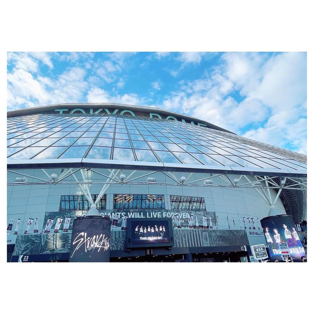 唯月ふうかさんのインスタグラム写真 - (唯月ふうかInstagram)「「Stray Kids 5-STAR Dome Tour 2023 」 in東京ドーム★★★★★  ずっと楽しみにしてて、東京ドームに立つ推し様をこの目で見たくて…はぁ、至福の時間でした🥺 バッキバキにかっこよくて、歌声の迫力に圧倒されて、日本語の上手さに感激して、スキズの皆さんキラキラ発光してて。 どの瞬間を切り取っても眼福耳福でした。 「尊い、愛おしい、可愛い、かっこいい」の感情が永遠に身体中ぐるぐるしてました!! 1番好きな曲「CHILL」を生で聴けた事が何よりも嬉しかったなぁ。  出逢えて本当に良かった。 これからもずっとずっと応援させてください!!  もうすぐカムバだし、楽しみな事が多くて今からワクワクです☺️  straykids様 最っ高に楽しくて感動の連続で、幸せな時間をありがとうございました🖤❤️ 143🤟  #StrayKids #スキズ  #스트레이키즈  #5_STAR #東京ドーム  #5_STAR_DOMETOUR  #DOMETOUR_SKZ  #ヒョンジン  #hyunjin  #현진  #YouMakeStrayKidsStay  #推し活 #幸  #唯月ふうか」10月31日 17時16分 - fuka_yuduki