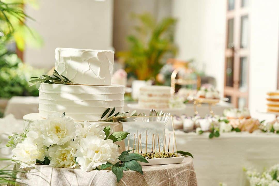 楽婚【公式】Instagramさんのインスタグラム写真 - (楽婚【公式】InstagramInstagram)「. 白とグリーンを基調とした テーブルコーディネートはどこかクリーンな印象。  王道クラシカルな雰囲気が お好みの花嫁さまにも きっとお気に召していただけるはずです♡ . @rakukon をフォローして 『#楽婚』をつけて、 お写真の投稿大歓迎♡ 公式IGでリグラムされるかも！？  Webでご予約はTOPのURLより♡ ⇒@rakukon . #rakukon #ベストアニバーサリー #wedding #weddingday #weddingreception #weddingreportage #weddingday #ウェディング #結婚式 #結婚 #フォトウェディング #ウェディングフォト #前撮り #記念日 #プレ花嫁 #卒花 #花嫁 #2023秋婚 #2023冬婚 #2024春婚 #結婚式準備　 #結婚式演出 #結婚式レポ #オリジナルウェディング #ナチュラルウェディング #テーブルコーディネート #会場装花 #装飾 #装花」10月31日 17時17分 - rakukon