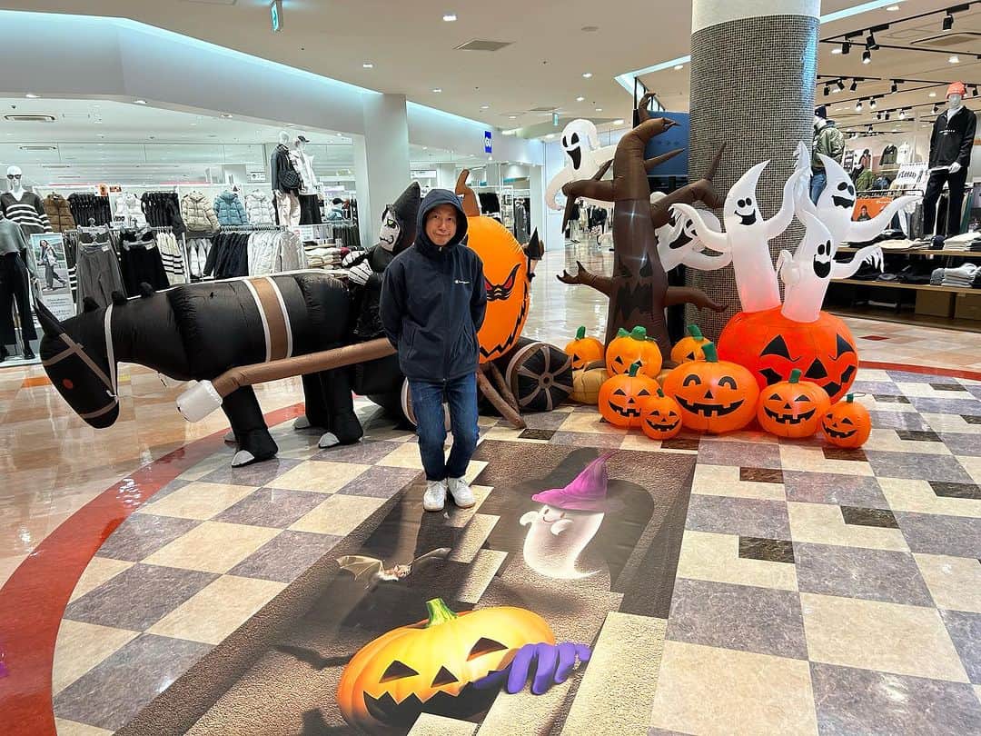 うえたけのインスタグラム：「ハロウィンしてる🎃 トリックアートでトリックオアトリートってか👻 サイコー٩( ᐛ )وな洒落だぜ👍」