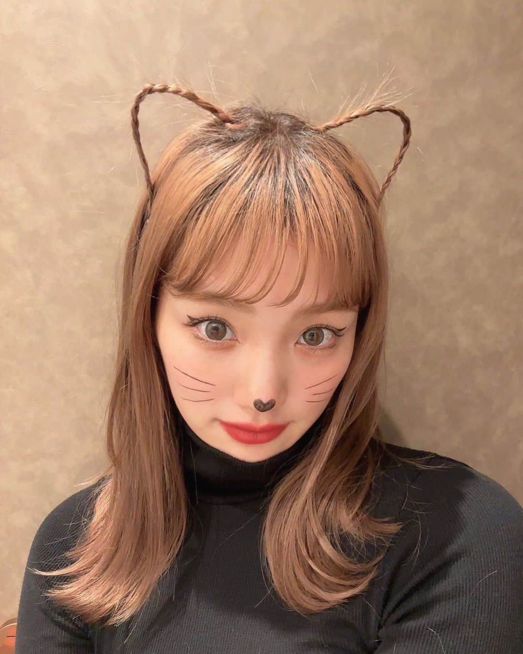 瀬川あやかのインスタグラム：「* 番組恒例（？）の🎃 リスナーさんからもたくさん「猫」が届きました＾＾ 今週の放送で紹介しますのでお楽しみに！ こちらはアザーカットです🐈 （番組Dの仮装にも乞うご期待）  本物の毛ついてて本格的だぜ はぴはろ！」