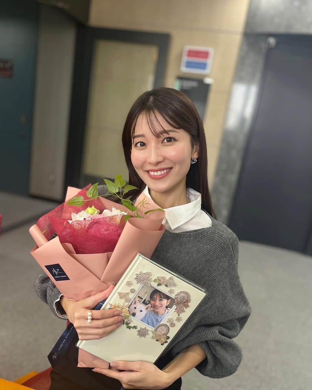 山本里菜さんのインスタグラム写真 - (山本里菜Instagram)「. 本日をもって約7年勤めた TBSテレビを退社いたしました。  TBSアナウンサーとして働けたこと 本当に誇りに思います。  感謝の気持ちでいっぱいです。 ここまで育ててくださりありがとうございました！  最後の日の今日は、同期のみんなが集まってくれました♡ 同期にも恵まれた山本です🥹 こんなに仲の良い同期はいないよ！と よく言ってもらえるのが嬉しかったし自慢です♫ これからも変わらず集まろうねー！  TBSアナウンサーで幸せでした💓  本当にありがとうございました。  2023.10.31  山本里菜」10月31日 17時19分 - rinayamamoto_0622