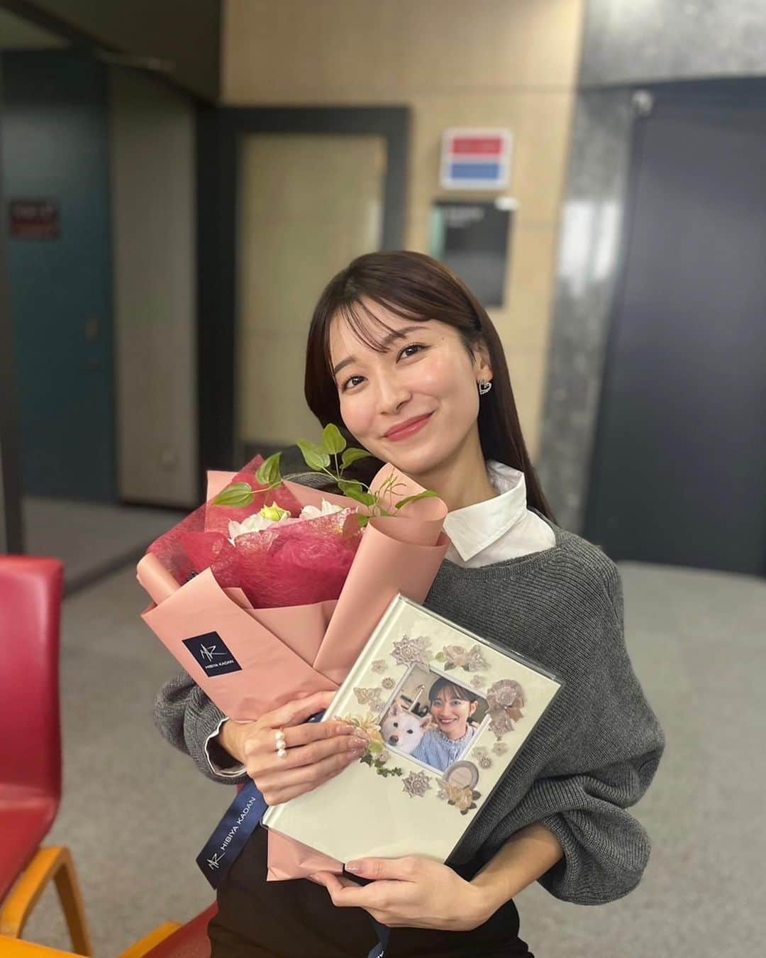 山本里菜さんのインスタグラム写真 - (山本里菜Instagram)「. 本日をもって約7年勤めた TBSテレビを退社いたしました。  TBSアナウンサーとして働けたこと 本当に誇りに思います。  感謝の気持ちでいっぱいです。 ここまで育ててくださりありがとうございました！  最後の日の今日は、同期のみんなが集まってくれました♡ 同期にも恵まれた山本です🥹 こんなに仲の良い同期はいないよ！と よく言ってもらえるのが嬉しかったし自慢です♫ これからも変わらず集まろうねー！  TBSアナウンサーで幸せでした💓  本当にありがとうございました。  2023.10.31  山本里菜」10月31日 17時19分 - rinayamamoto_0622