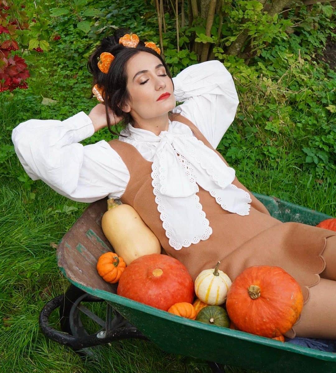マヌーシュさんのインスタグラム写真 - (マヌーシュInstagram)「Happy Halloween 🎃  In @coucousuzette ‘s world, pumpkins grow on trees and we can wear them in our hair... Tap to buy the outfits!」10月31日 17時20分 - manoush_officiel