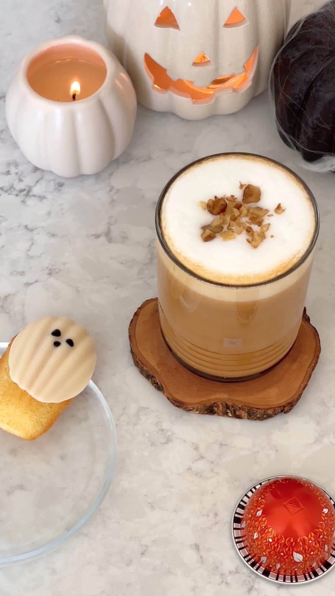 Nespressoのインスタグラム：「Get that cozy feeling right in your mug for Halloween 🎃 ☕️ with the iconic Pumpkin Spice Carrot Latte Coffee made by @_yu.jung   Here’s what you will need : •	230 ml Pumpkin Spice Coffee •	15 ml Maple Syrup •	70 ml Carrot Juice  •	100ml of Milk •	5 gr Crushed Walnuts  •	Vertuo Pop  •	Vertuo Small Recipe Glass  •	Barista Milk Device   How to make it :   1)In a jug, extract 80ml of 230ml Vertuo Pumpkin spice Coffee, using double click (it becomes turquoise light). 2) Pour 100 ml of milk directly into the Nespresso Barista device. Close the lid, select the “Latte Macchiato” recipe on the device and press the start button.  3) In a Vertuo Small recipe glass, pour 70l of carrot juice and 10ml of maple syrup. Stir Well.  4) Pour gently with a help of the tall spoon, the 80ml of Pumpkin spice coffee. 5) Pour gently the hot milk foam over it again with the help of the tall spoon. 6) Display some crushed Walnuts on top and add drizzle some Maple syrup over it.  #NespressoCoffeeCurious  #NespressoRecipes #PumpkinSeason #Halloween」