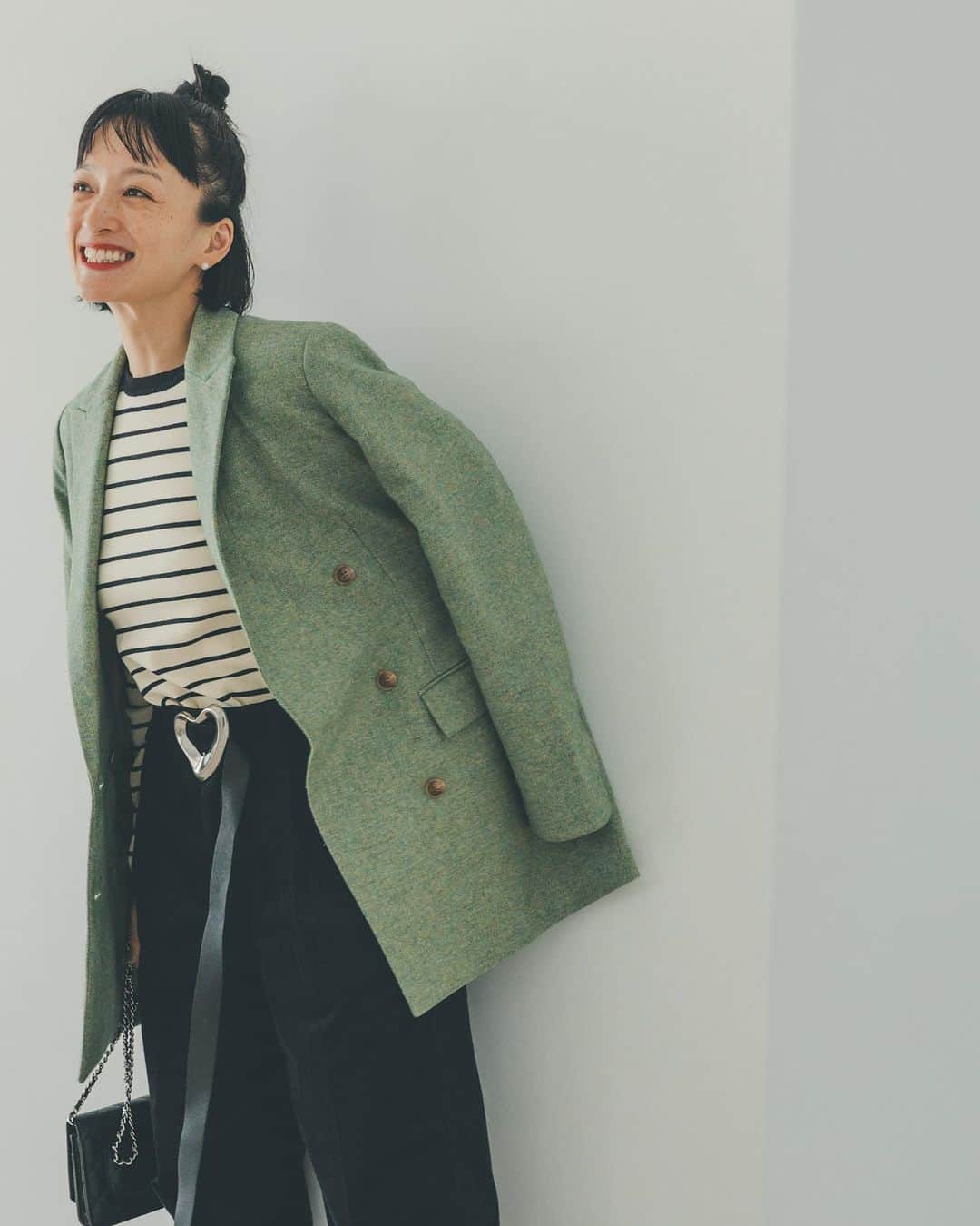 オブレクトさんのインスタグラム写真 - (オブレクトInstagram)「すっかりジャケットの季節になりました🍂  Miyako Takayama × oblekt 🌿  こちらはツィードジャケット Color. グリーン / グレー ￥25,300(税込)  どんな体系のお客様でも綺麗に着こなせるように、すっきりとしたシャープな肩のシルエット、ゆとりがありつつも細身のラインにこだわった、オブレクト定番のジャケットです🌿 ダブルブレスト、ピークドラペル、スコッチボタンでマニッシュな印象ながらも上品に仕上げています✨ 秋冬シーズンを盛り上げてくれるツィード素材は、ベーシックに使えるチャコールグレーと、コーディネートのポイントになる華やかなグリーンの２色展開です。  詳しくはoblekt 公式オンラインストアをご覧ください🌿  #oblekt #オブレクト #高山都 さん」10月31日 17時33分 - oblekt_jp