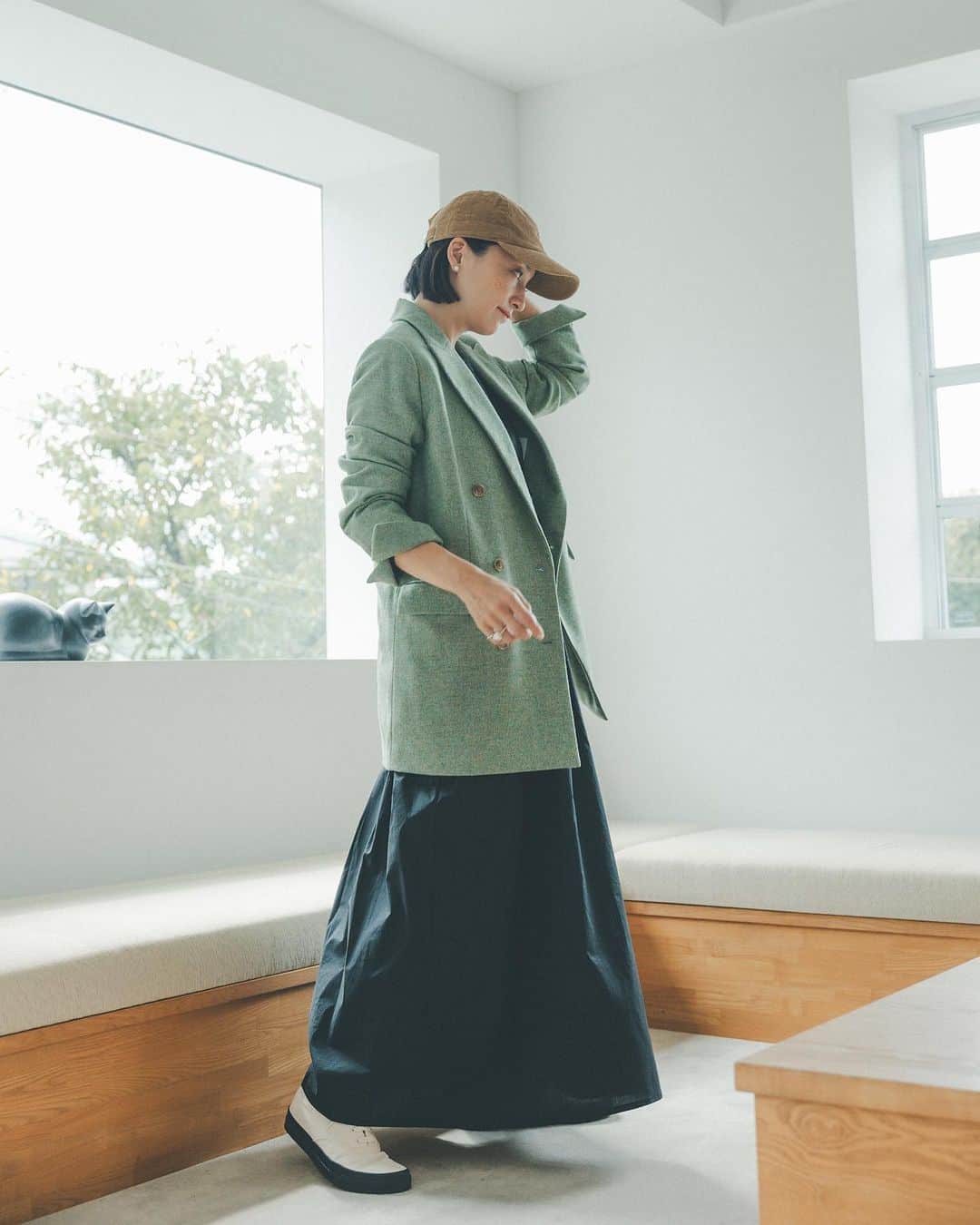 オブレクトのインスタグラム：「すっかりジャケットの季節になりました🍂  Miyako Takayama × oblekt 🌿  こちらはツィードジャケット Color. グリーン / グレー ￥25,300(税込)  どんな体系のお客様でも綺麗に着こなせるように、すっきりとしたシャープな肩のシルエット、ゆとりがありつつも細身のラインにこだわった、オブレクト定番のジャケットです🌿 ダブルブレスト、ピークドラペル、スコッチボタンでマニッシュな印象ながらも上品に仕上げています✨ 秋冬シーズンを盛り上げてくれるツィード素材は、ベーシックに使えるチャコールグレーと、コーディネートのポイントになる華やかなグリーンの２色展開です。  詳しくはoblekt 公式オンラインストアをご覧ください🌿  #oblekt #オブレクト #高山都 さん」