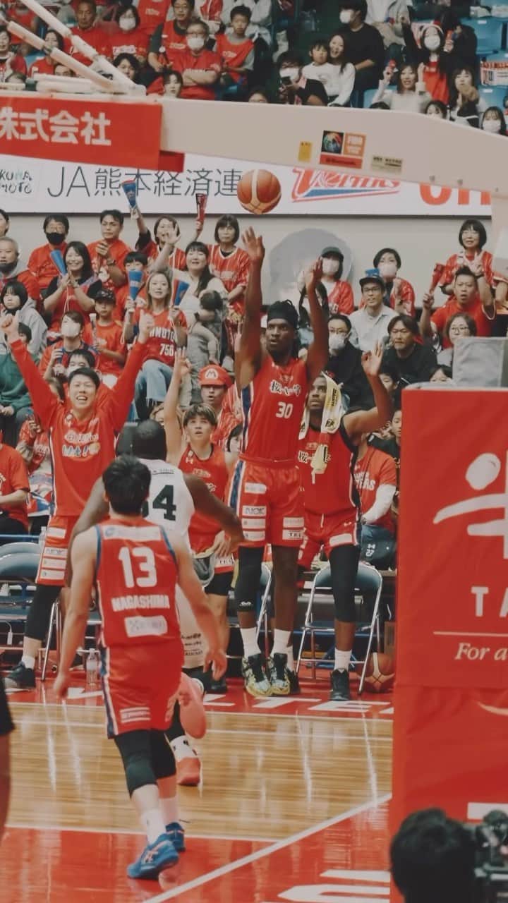 熊本ヴォルターズのインスタグラム：「みんなでボールをグルグル回す🏀💫  #ぶちバケろ。 #Bリーグ #熊本ヴォルターズ #熊本バスケ」