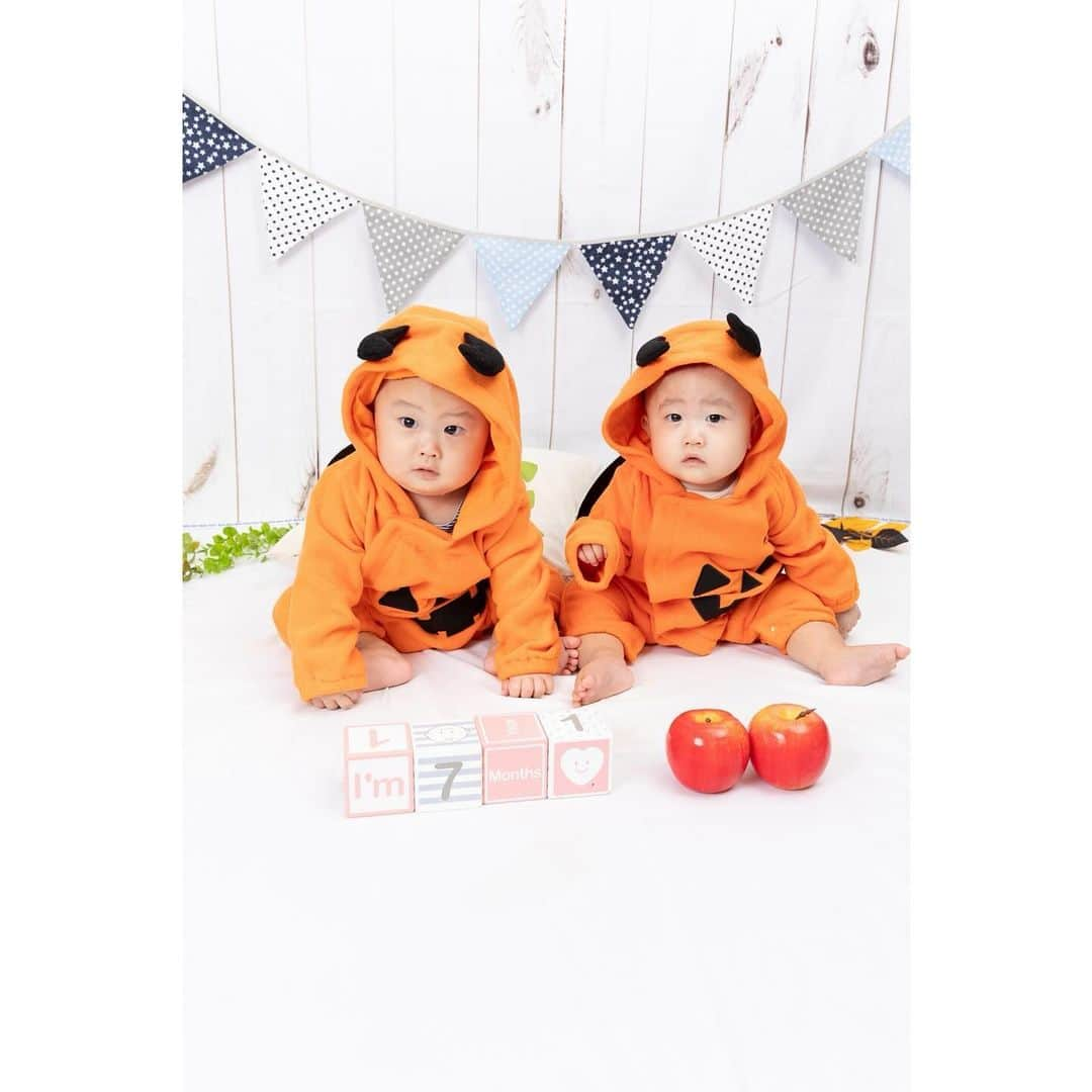 篠原菜月のインスタグラム：「Happy Halloween👻✨ My little pumpkin🎃🎃❤️  #Halloween#twins#男女双子#双子ママ」