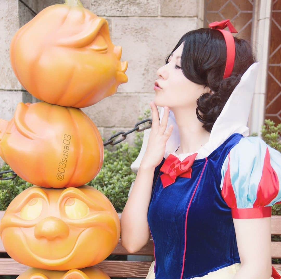 紗々のインスタグラム：「Happy Halloween🎃💋  #halloween #snowwhite #disney #tokyodisneyland #pumpkin #kiss #cosplay #japanesegirl #photography」