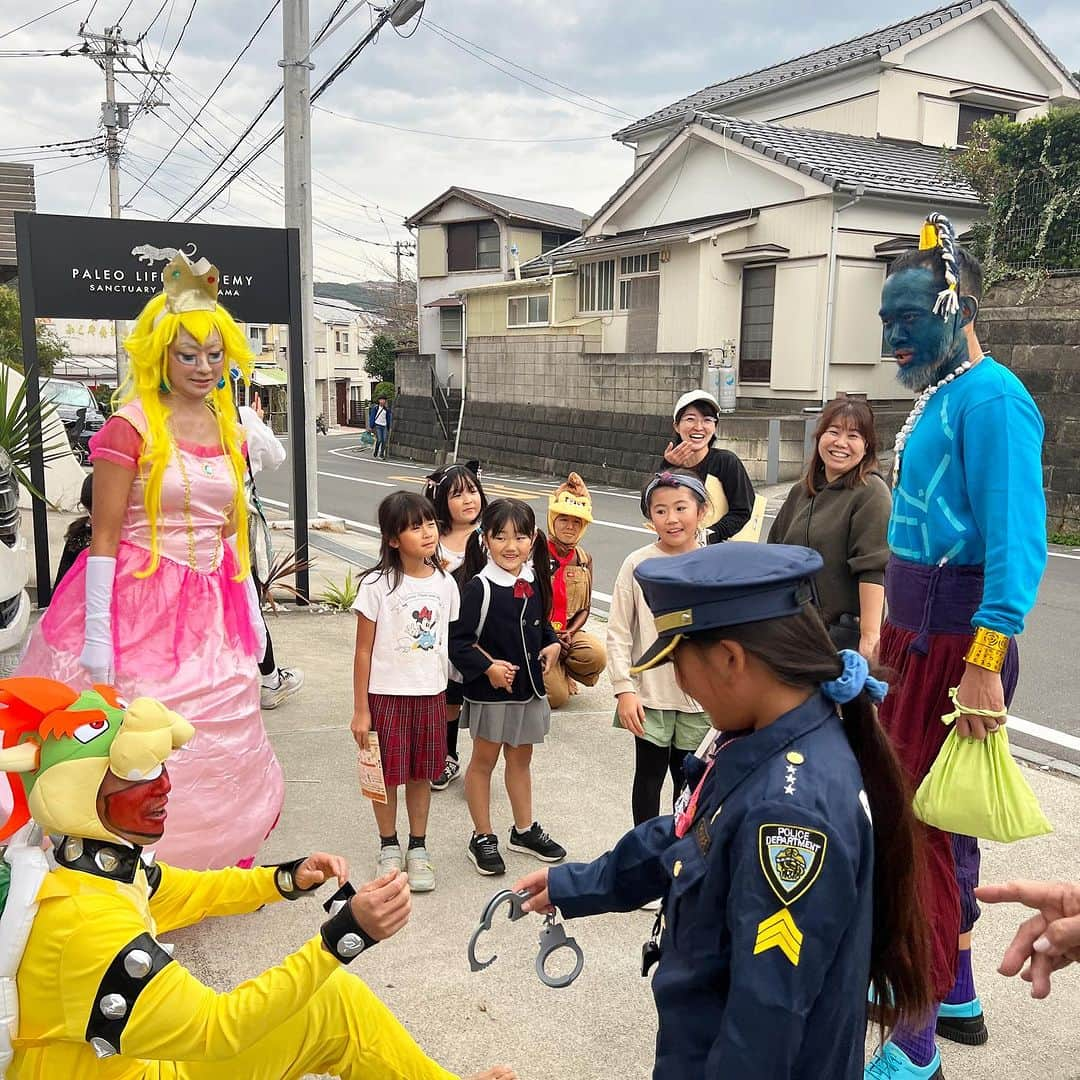 Hiroe Hiranoさんのインスタグラム写真 - (Hiroe HiranoInstagram)「HAPPY HOLLOWEEN🎃TRICK OR TREAT🎵  葉山では、子どもたちがマップを持って🗺️ ローカルな素敵なショップを巡って、 つながりを築く機会。いいね👍  息子もカボチャコスチューム来てみたよ✨ この視点も新しい感じ✨  この方、ずっと寝てます😆笑　 good boy👶🩵  毎年楽しみにしてるサンクチュアリフーズの仮装。 今年は、マリオブラザーズ❗️  最高に面白かった🤣  #halloween #ハロウィン🎃　#hayama #葉山 #local #ローカル　#コミュニティ　#community  #つながり」10月31日 17時28分 - hiroe_hirano