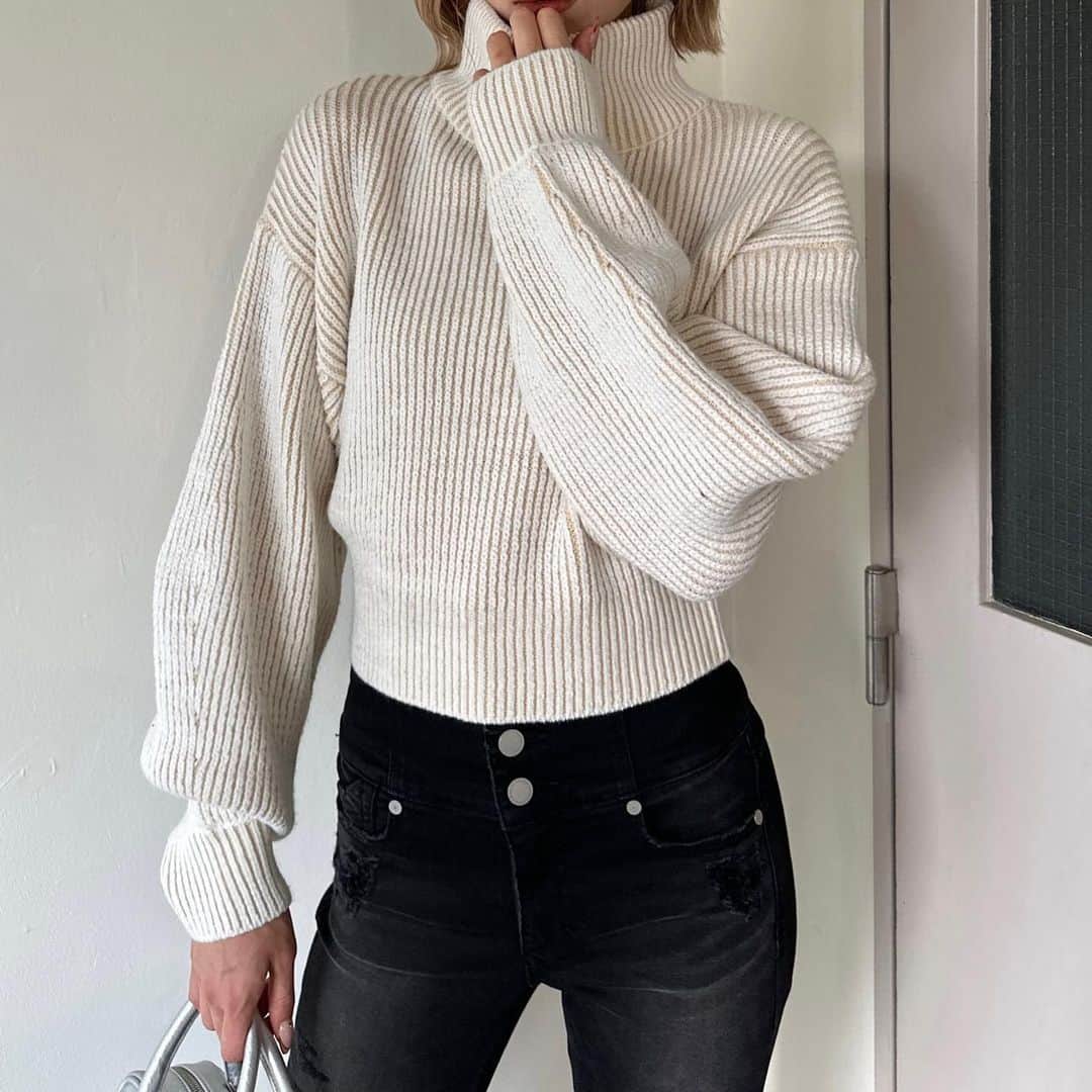 のインスタグラム：「・ #EMODA2023AW   ▫️RECOMMEND ITEM▫️  ・HI NECK BULKY KNIT ¥7,590(tax in)   ______________________ 　 ▶︎▶︎ @emoda_snap TOPのURLから 公式RUNWAYchannelをcheck📲 　 　 #EMODA #RUNWAYchannel #秋服コーデ　 #秋コーデ #カラーニット #ホワイトコーデ　 @emoda_official」