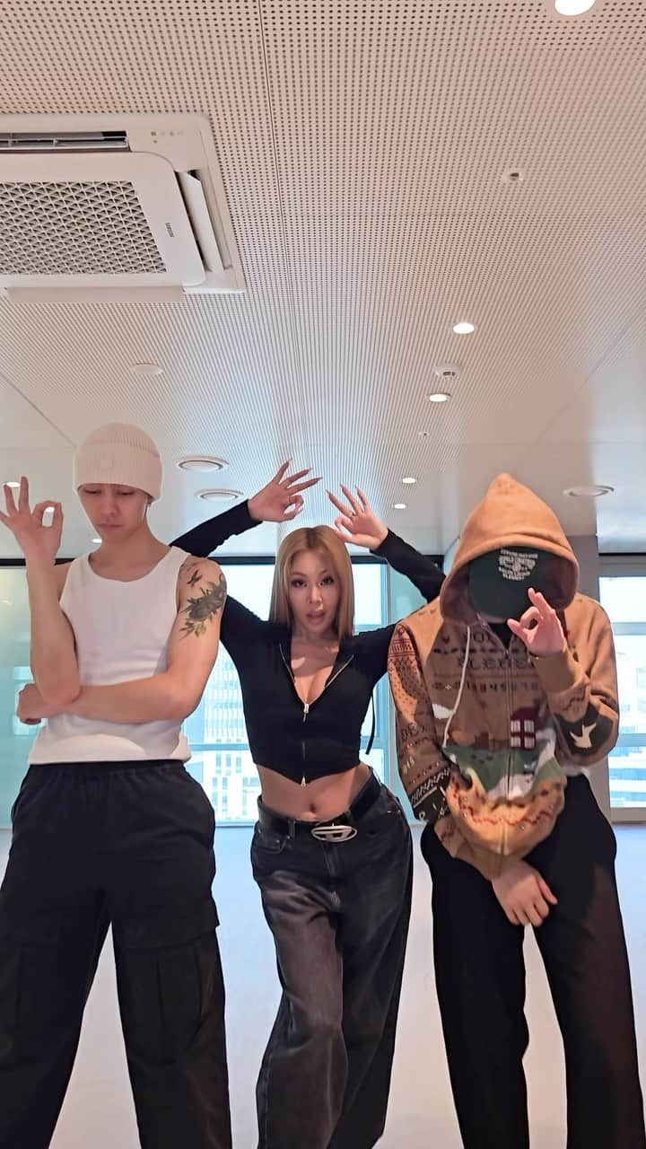 Jessiのインスタグラム：「A whole lotta junk in that trunk 😩😩😩😩🔥🔥 wait for it…. 😭😭😭😭😩😩😩 @onyourm__ark @johnnyjsuh ❤️❤️❤️ #gumchallenge #stuffedthatgum #nct127 #marklee #johnnysuh #jessi #제시」