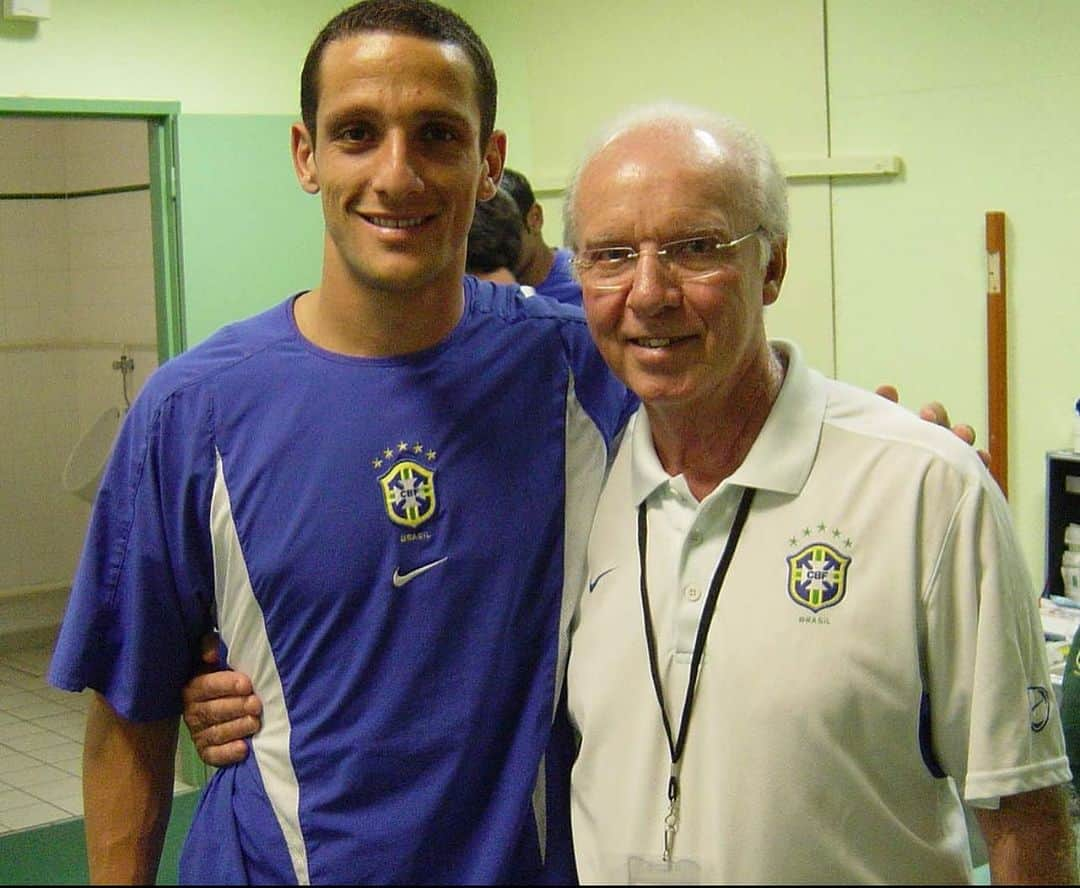 ジュリアーノ・ベレッチのインスタグラム：「31 de outubro de 1995, dia da minha primeira convocação para a Seleção Brasileira de futebol. Foi o então técnico Zagallo quem me convocou.  Eu tinha 19 anos de idade. Jogava como volante. Era jogador do Cruzeiro EC. Quatro anos antes eu era goleiro de futsal em Cascavel-PR.  O segredo? Antes de eu pensar em ser melhor do que os outros eu treinava muito para ser melhor do que eu mesmo. Melhorar individualmente para ajudar meu time coletivamente. Trabalho em equipe. O resultado apareceu.  #belletti #forever #seleção #futebol #volante #trabalhoemequipe   Foto de 2003.」