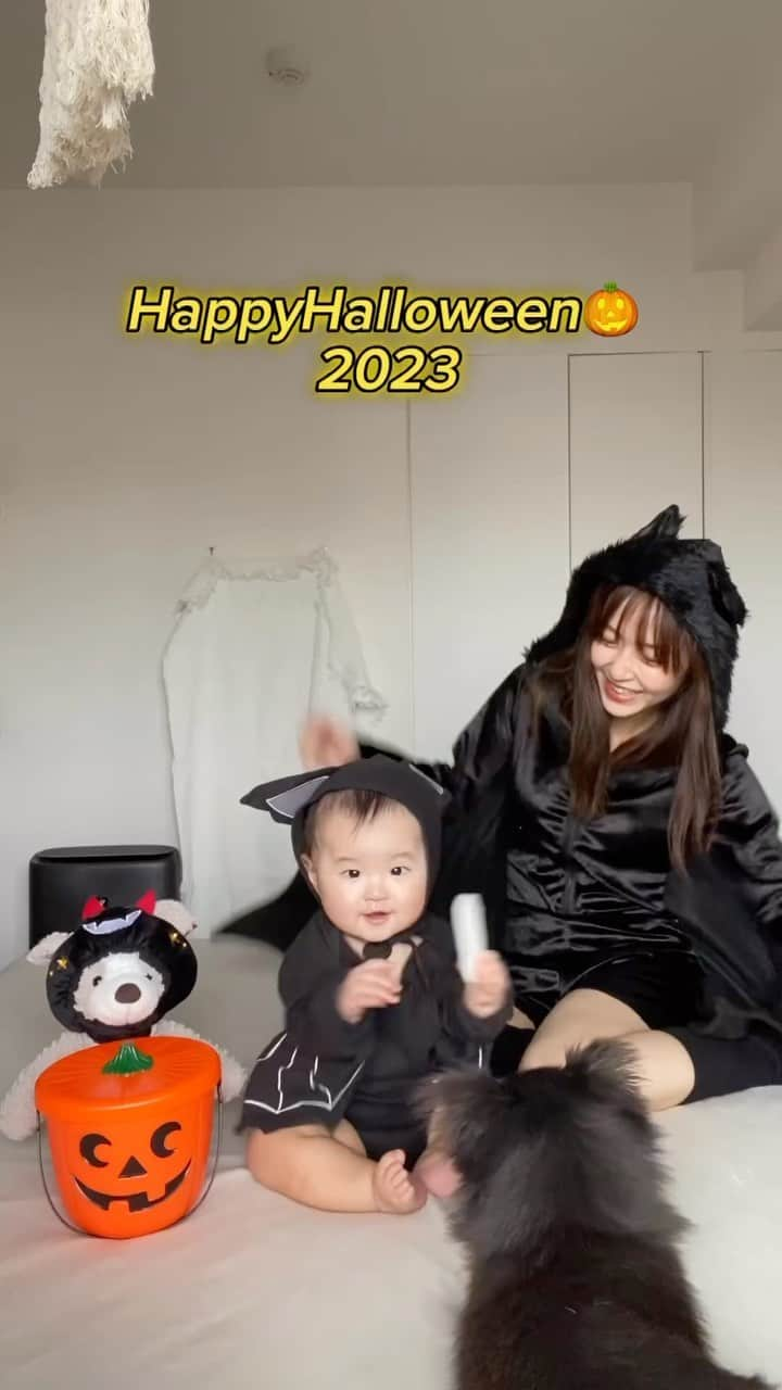 なつぴぴのインスタグラム：「happyHalloween🎃👻 . お家ハロウィンは昨日の夜ギリギリで届いたコウモリ親子🦇🖤  . . . #ハロウィン #halloween #ハロウィンコスプレ #コウモリコスプレ #🦇 #親子コーデ #女の子ママ #女の子ベビー #ベビー服 #なりきりロンパース #赤ちゃん #赤ちゃんコーデ #10ヶ月ベビー #生後10ヶ月 #子育て #子育て日記」