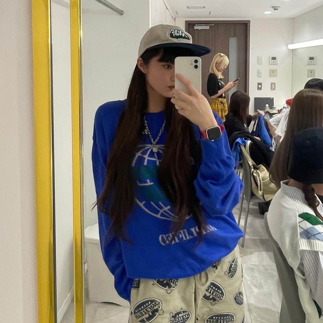 のインスタグラム：「Today's clothes🟦 この帽子が可愛すぎて、　　 組んだコーデ！ 前髪できてから、深い帽子だと前髪が邪魔で被らなかったけど、 この帽子浅くてとあの前髪と相性よい！笑笑 帽子以外のアイテムは全部去年の！ メンズ系よかったら参考にしてみてね！ #huf」