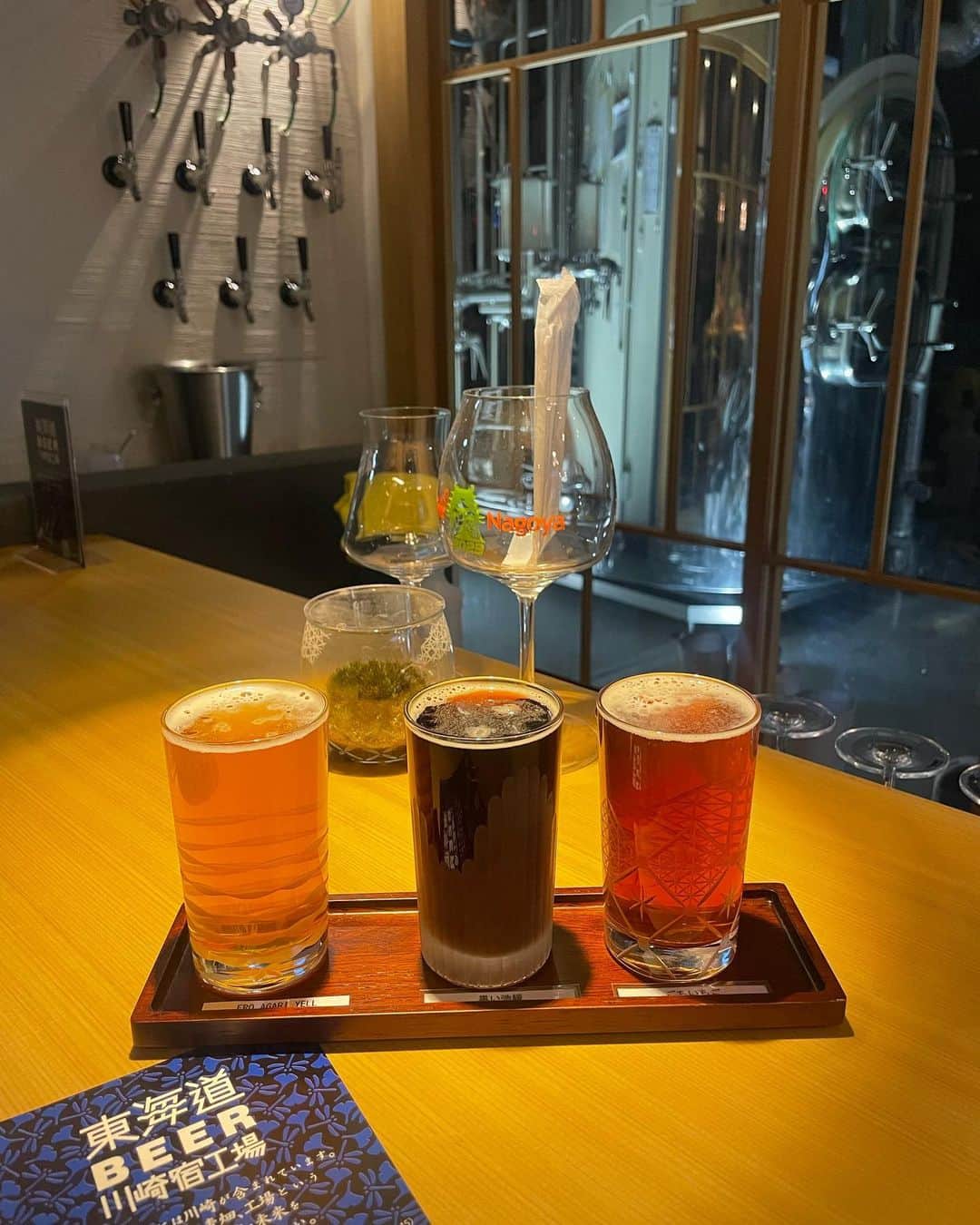 小川理子さんのインスタグラム写真 - (小川理子Instagram)「気になっていた東海道BEER川崎宿工場へ🍺 クラフトビールの醸造所が併設されていて、本当に工場の夜景を見てるみたい。雰囲気もオシャレすぎた😍  オーダーしたのは  ☆クラフトビール三種飲み比べ ☆チョリソ&ポテト ☆厚切りベーコン ☆燻製レーズン  クラフトビールは主に7種類で、そのなかの１つ 「FROAGARI YELL」は川崎フロンターレとの共同開発なんだって！勝負にちなんで菖蒲が配合とか、すごい惹かれるよね⚽️  フードも、川崎大師 住吉のカレーカシューナッツとか地元ならではのメニューがあって、気になった🤤 地元密着なところが素敵。  川崎に縁がある人はもちろん、今まで機会がなかった人も川崎がもっと気になるはず！ ぜひ川崎の味を堪能してみて🍺  #PR 東海道BEER 川崎宿工場　@tokaido_beer #東海道beer川崎宿工場 #東海道beer #川崎グルメ #川崎バー #川崎ディナー #川崎居酒屋 #神奈川グルメ #神奈川 #神奈川らぶ #クラフトビール #クラフトビール女子 #froagariyell」10月31日 17時41分 - ogawariko11