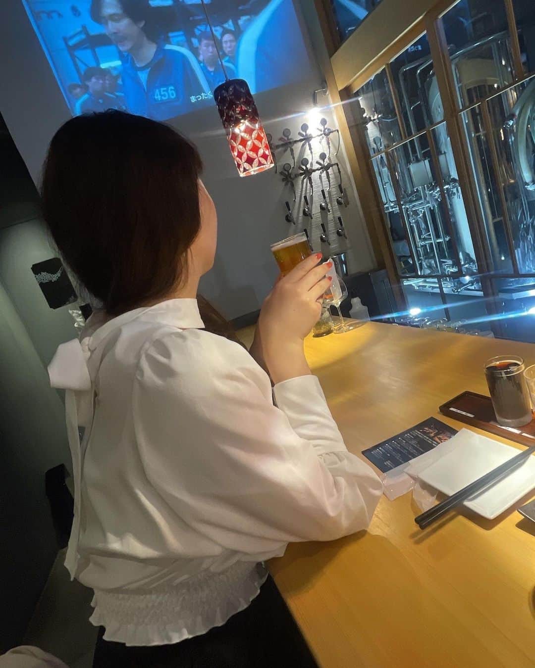 小川理子さんのインスタグラム写真 - (小川理子Instagram)「気になっていた東海道BEER川崎宿工場へ🍺 クラフトビールの醸造所が併設されていて、本当に工場の夜景を見てるみたい。雰囲気もオシャレすぎた😍  オーダーしたのは  ☆クラフトビール三種飲み比べ ☆チョリソ&ポテト ☆厚切りベーコン ☆燻製レーズン  クラフトビールは主に7種類で、そのなかの１つ 「FROAGARI YELL」は川崎フロンターレとの共同開発なんだって！勝負にちなんで菖蒲が配合とか、すごい惹かれるよね⚽️  フードも、川崎大師 住吉のカレーカシューナッツとか地元ならではのメニューがあって、気になった🤤 地元密着なところが素敵。  川崎に縁がある人はもちろん、今まで機会がなかった人も川崎がもっと気になるはず！ ぜひ川崎の味を堪能してみて🍺  #PR 東海道BEER 川崎宿工場　@tokaido_beer #東海道beer川崎宿工場 #東海道beer #川崎グルメ #川崎バー #川崎ディナー #川崎居酒屋 #神奈川グルメ #神奈川 #神奈川らぶ #クラフトビール #クラフトビール女子 #froagariyell」10月31日 17時41分 - ogawariko11