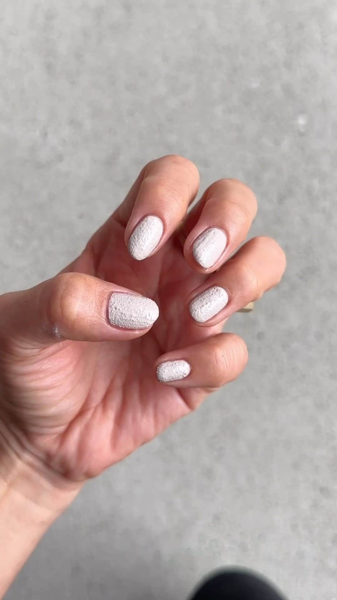 佐野真依子のインスタグラム：「NEWNAIL💭 今回は一目惚れした表面感が可愛い漆喰ネイル✔️ でこぼこの立体感が可愛くて 明るめカラーだったので少しグレージュカラーを混ぜてもらって落ち着いた印象に🩶 いつもと違う表面の雰囲気が可愛くってお気に入り✨ ずっと何年もネイルをお願いしている あやのちゃんのネイルサロンは 恵比寿駅から徒歩すぐ✔️ ネイリストのスタッフを募集中みたいなので 気になった方は是非問い合わせてみてね✔️ ◾️bianco byayanail  【住所】 渋谷区東3-24-8 マーサ恵比寿205 恵比寿駅西口徒歩2分 @a_nail37  @bianco.byayanail  #ayanail #漆喰ネイル #ネイルデザイン」