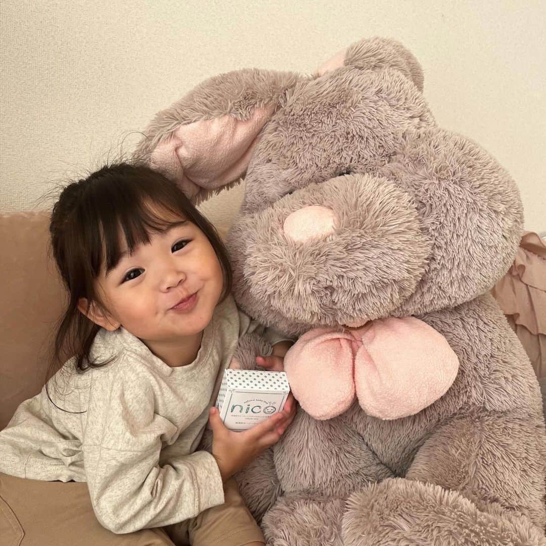 はやめいのインスタグラム：「. ご機嫌な時によくしてくれる おかお ꜀( ꜆ᐢ. ̫.ᐢ)꜆ ♡  娘が赤ちゃんの頃にPRで出会い それからずっと使わせていただいている nicoせっけんまたまたリピです〜 ⭐️  自分でなんでもやりたいお年頃の 娘っちはお風呂に入ると 「👧🏻のせっけんちょうだい！」と nicoせっけんのもこもこ泡で自分で洗うの を楽しみにしているようです 🤭  もこもこに泡立てるのはいつも 私がやっていますが娘も必ず やりたがります 💭  その写真も載せました 🫶🏻  楽天の総合評価が4.46と とても評価の高いアイテムです 🐰  これからの乾燥が気になる季節にも すごくいいのではないかと思います 〜✎*  全国のアカチャンホンポさんでの 取り扱いがはじまってから購入 しやすくなってすごくありがたいです 💭  初回の方はネットでお得に購入 できます 🤍  ハイライトに載せておきますので 気になる方はのぞいてみてください 👀  #PR#nicoせっけん#お店で買えるnicoせっけん#ベビーグッズ#スキンケア#敏感肌」