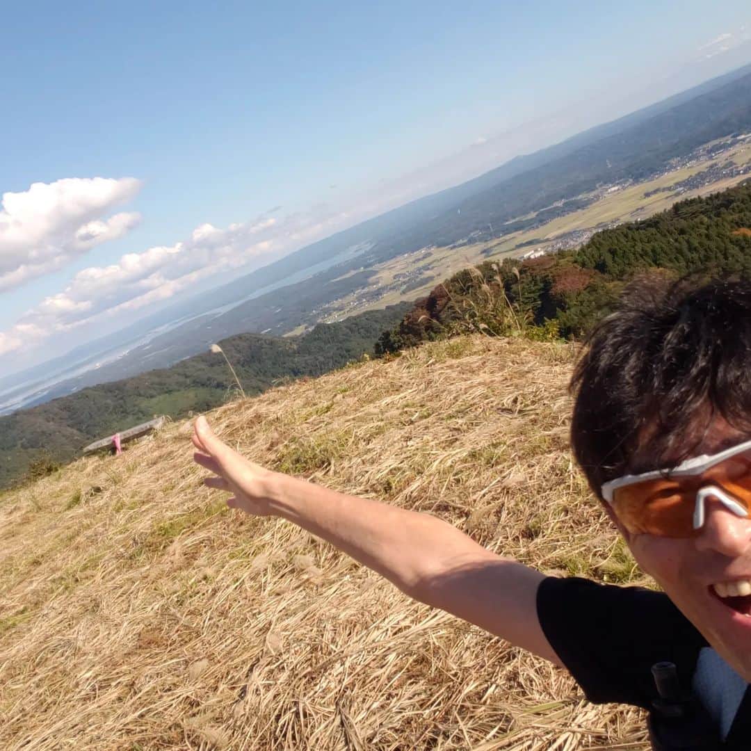 鏑木毅さんのインスタグラム写真 - (鏑木毅Instagram)「まさに 快晴です。富山湾の向こうに立山、剣山の絶景が堪能出来ました。 今週末に 迫った 石川県の中能登トレジャートレイルランのコース確認で またこの絶景に出会うことができました。 今回もたくさんのメッセージボードを コース中に掲載しています。 このタイミング そしてこの場所には このメッセージだろうと 色々と考えを巡らしながら つけているので 一向に前に進みません（笑）。 でもこうして悩むこと自体が楽しいことです。 つくづく本当に走りやすいコースだなと痛感します。 今回は初 トレランの方もたくさん、 どんな大会になるかとても楽しみにしています。 #中能登トレイル #中能登トレジャートレイルラン #中能登町 #トレイルランニング好きな人と繋がりたい #トレイルランニングレース #トレイルランニング #鏑木毅」10月31日 17時39分 - tsuyoshikaburaki