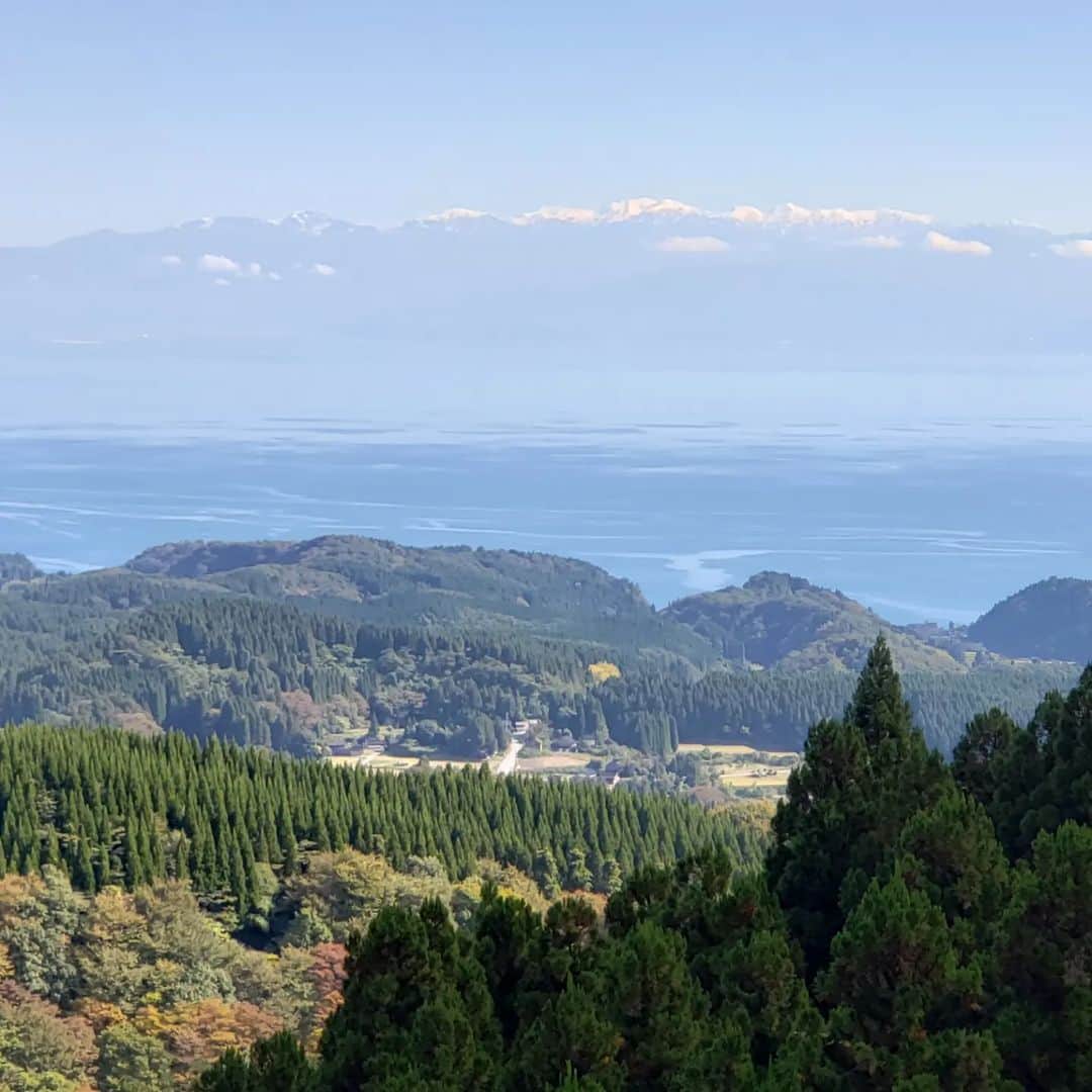 鏑木毅さんのインスタグラム写真 - (鏑木毅Instagram)「まさに 快晴です。富山湾の向こうに立山、剣山の絶景が堪能出来ました。 今週末に 迫った 石川県の中能登トレジャートレイルランのコース確認で またこの絶景に出会うことができました。 今回もたくさんのメッセージボードを コース中に掲載しています。 このタイミング そしてこの場所には このメッセージだろうと 色々と考えを巡らしながら つけているので 一向に前に進みません（笑）。 でもこうして悩むこと自体が楽しいことです。 つくづく本当に走りやすいコースだなと痛感します。 今回は初 トレランの方もたくさん、 どんな大会になるかとても楽しみにしています。 #中能登トレイル #中能登トレジャートレイルラン #中能登町 #トレイルランニング好きな人と繋がりたい #トレイルランニングレース #トレイルランニング #鏑木毅」10月31日 17時39分 - tsuyoshikaburaki