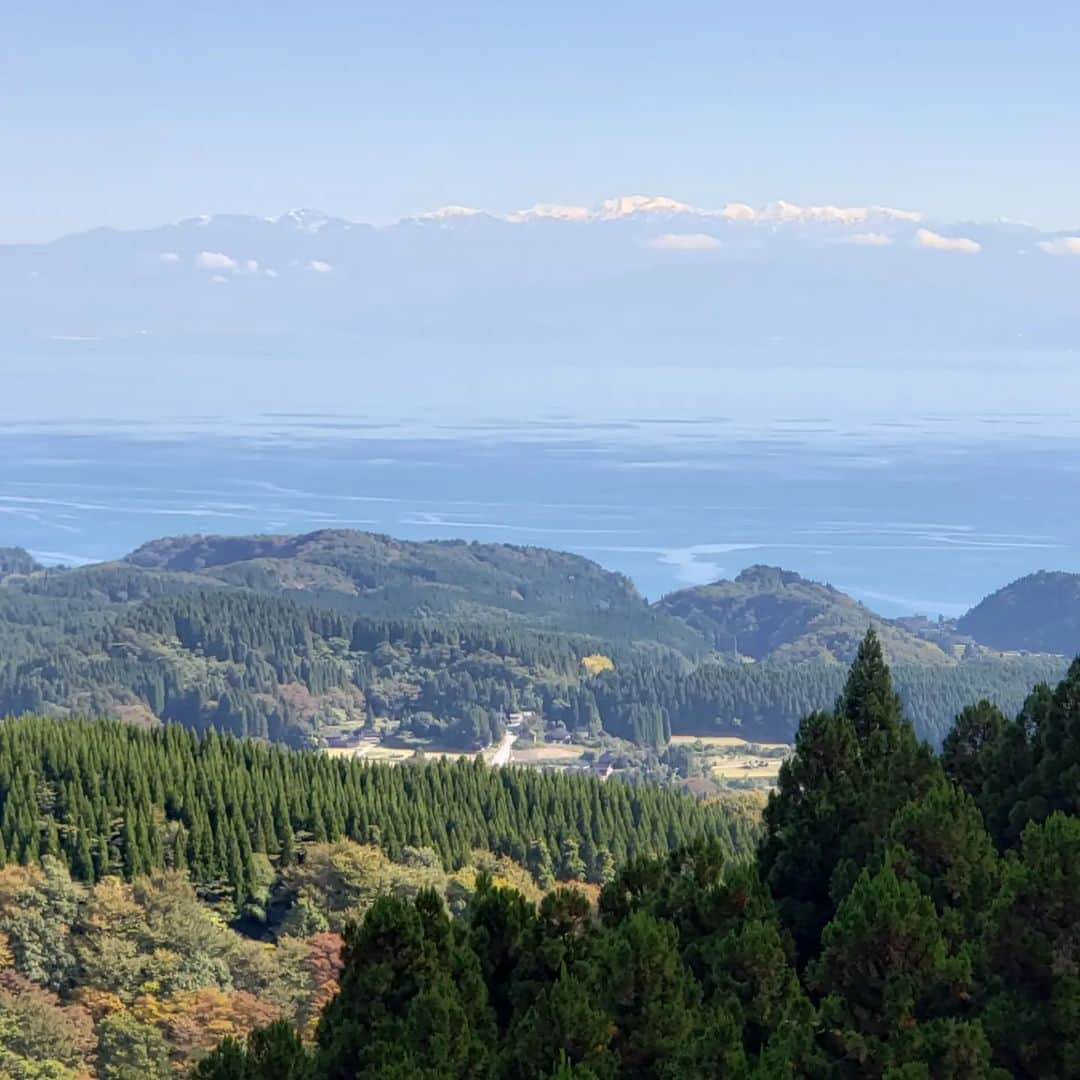 鏑木毅のインスタグラム：「まさに 快晴です。富山湾の向こうに立山、剣山の絶景が堪能出来ました。 今週末に 迫った 石川県の中能登トレジャートレイルランのコース確認で またこの絶景に出会うことができました。 今回もたくさんのメッセージボードを コース中に掲載しています。 このタイミング そしてこの場所には このメッセージだろうと 色々と考えを巡らしながら つけているので 一向に前に進みません（笑）。 でもこうして悩むこと自体が楽しいことです。 つくづく本当に走りやすいコースだなと痛感します。 今回は初 トレランの方もたくさん、 どんな大会になるかとても楽しみにしています。 #中能登トレイル #中能登トレジャートレイルラン #中能登町 #トレイルランニング好きな人と繋がりたい #トレイルランニングレース #トレイルランニング #鏑木毅」