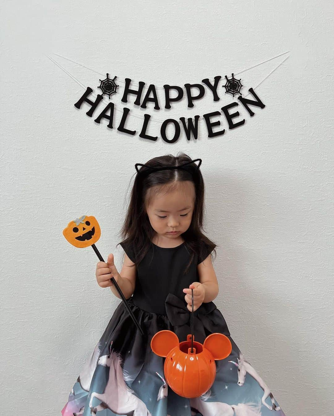 石川マリーのインスタグラム：「🎃Happy Halloween🎃  去年ぶかぶかだったドレスが 今年はぴったりになったよ！！✨  この写真を撮るためにドレスを着せたら ドレスをとっても気に入っちゃって 脱いでくれなくなった…！！🤣  来年はDisney Princessのドレス着ようね👗💕 ． ． ． ． ． ． ． #happyhalloween #halloween #dress #princess #ハロウィン #仮装 #お姫様 #プリンセス #ドレス #こどものいる暮らし #子供のいる暮らし #2歳 #2歳女の子 #ママ #ママスタグラム #ママライフ #女の子ママ #大阪ママ #関西ママ」