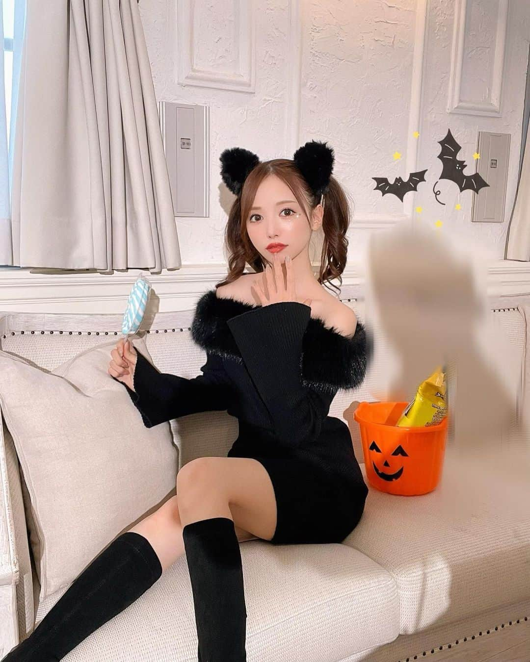 八鍬里美のインスタグラム：「Happy Halloween🎃💕 何も着なかったから撮影でハロウィンぽく撮ったときの写真を🐈‍⬛♡  そしてそして♡ 明日1日〜5日は新宿伊勢丹のpopupです🥰 わたしも明日遊びに行きます❣️ 5日間天気も良さそうでよかったー🙌 たくさんの女の子たちにマカロンのお洋服を見てもらえるのを楽しみにしています😽💕  @michellmacaron_official  #ハロウィン#popup#伊勢丹#ミシェルマカロン#michellmacaron」